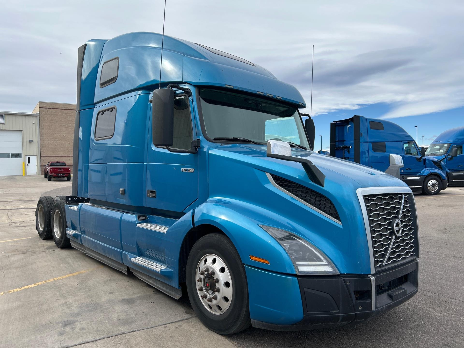 2020 Volvo - image 4