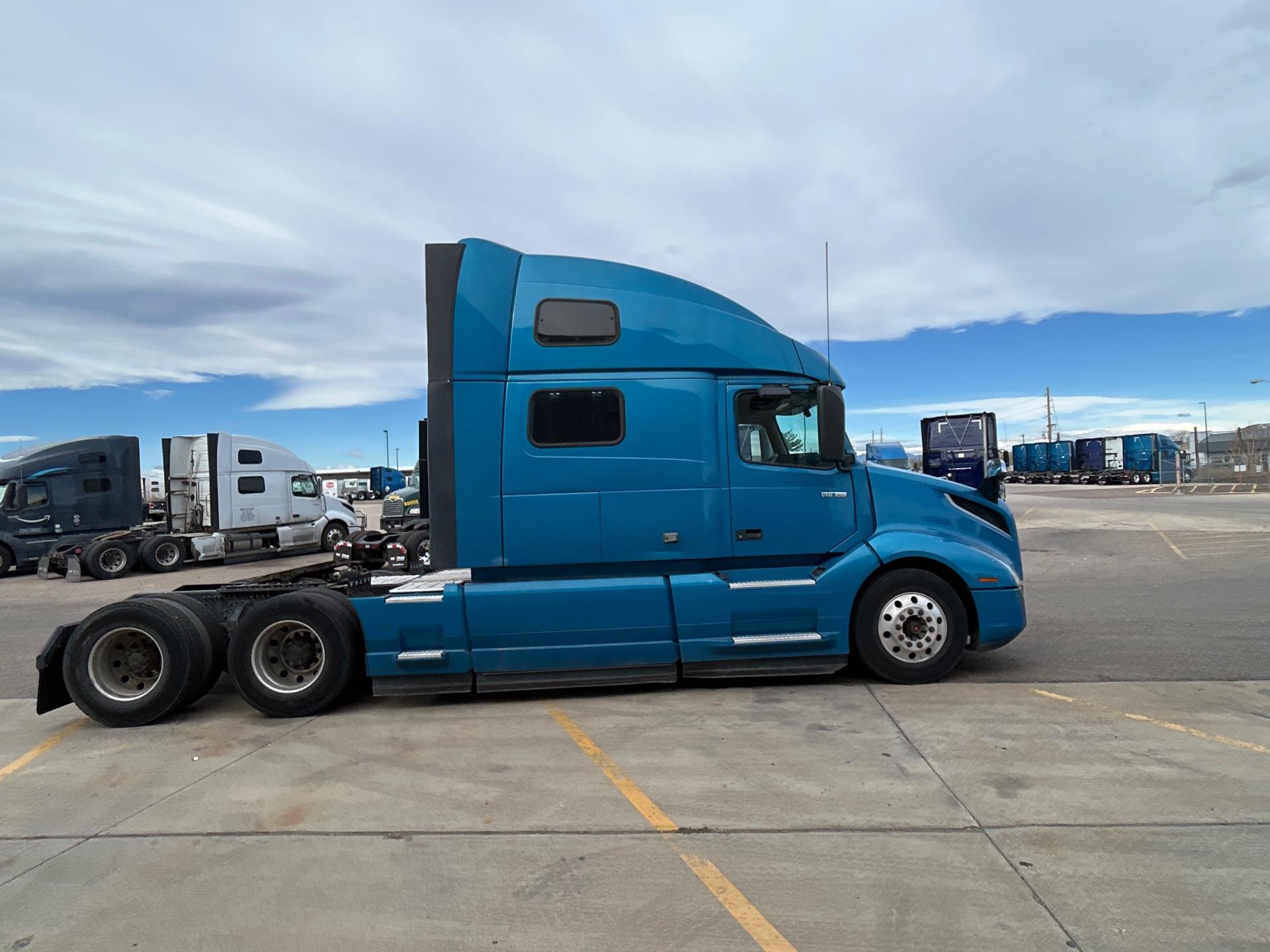 2020 Volvo - image 5