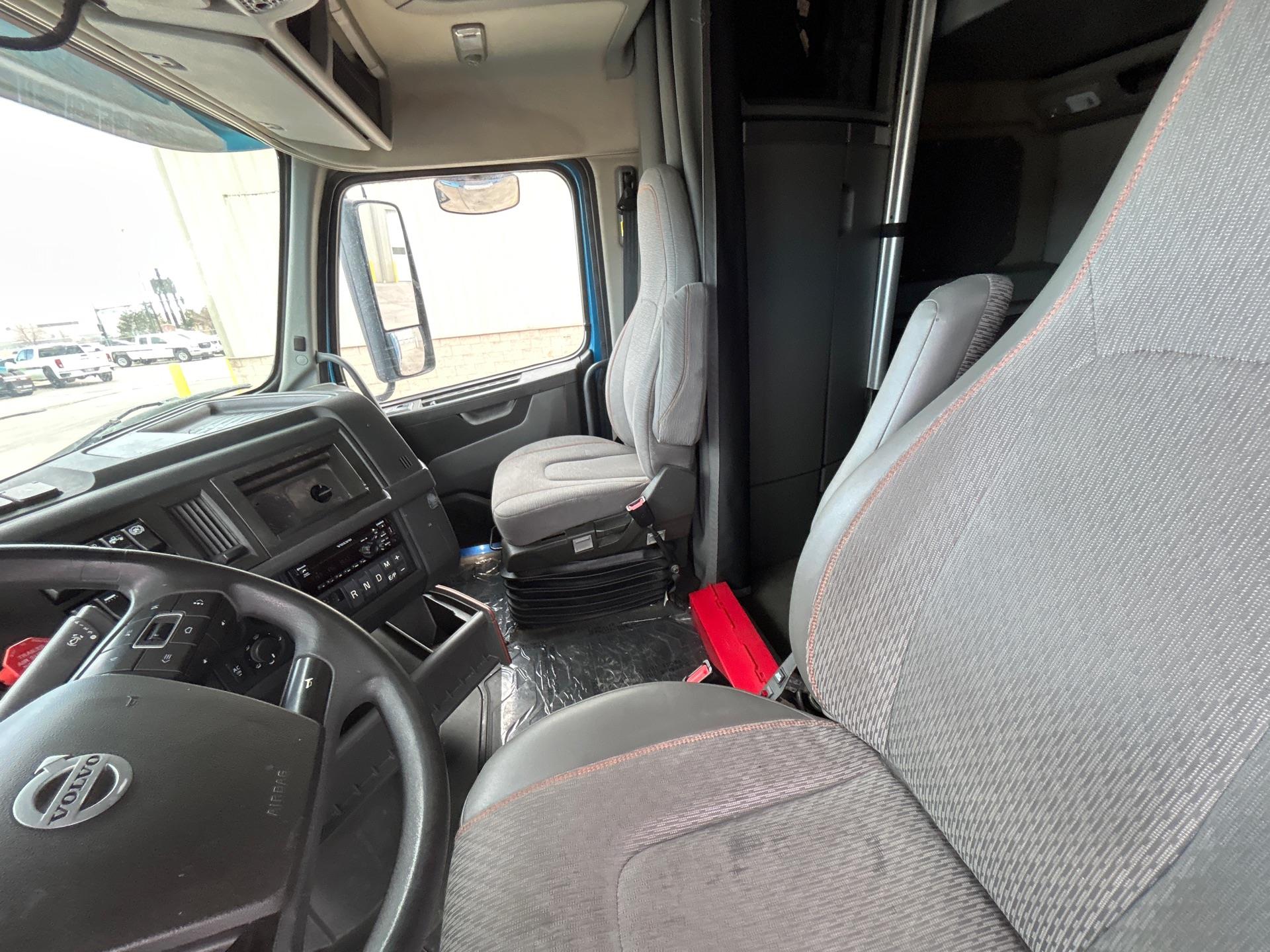 2020 Volvo - image 6