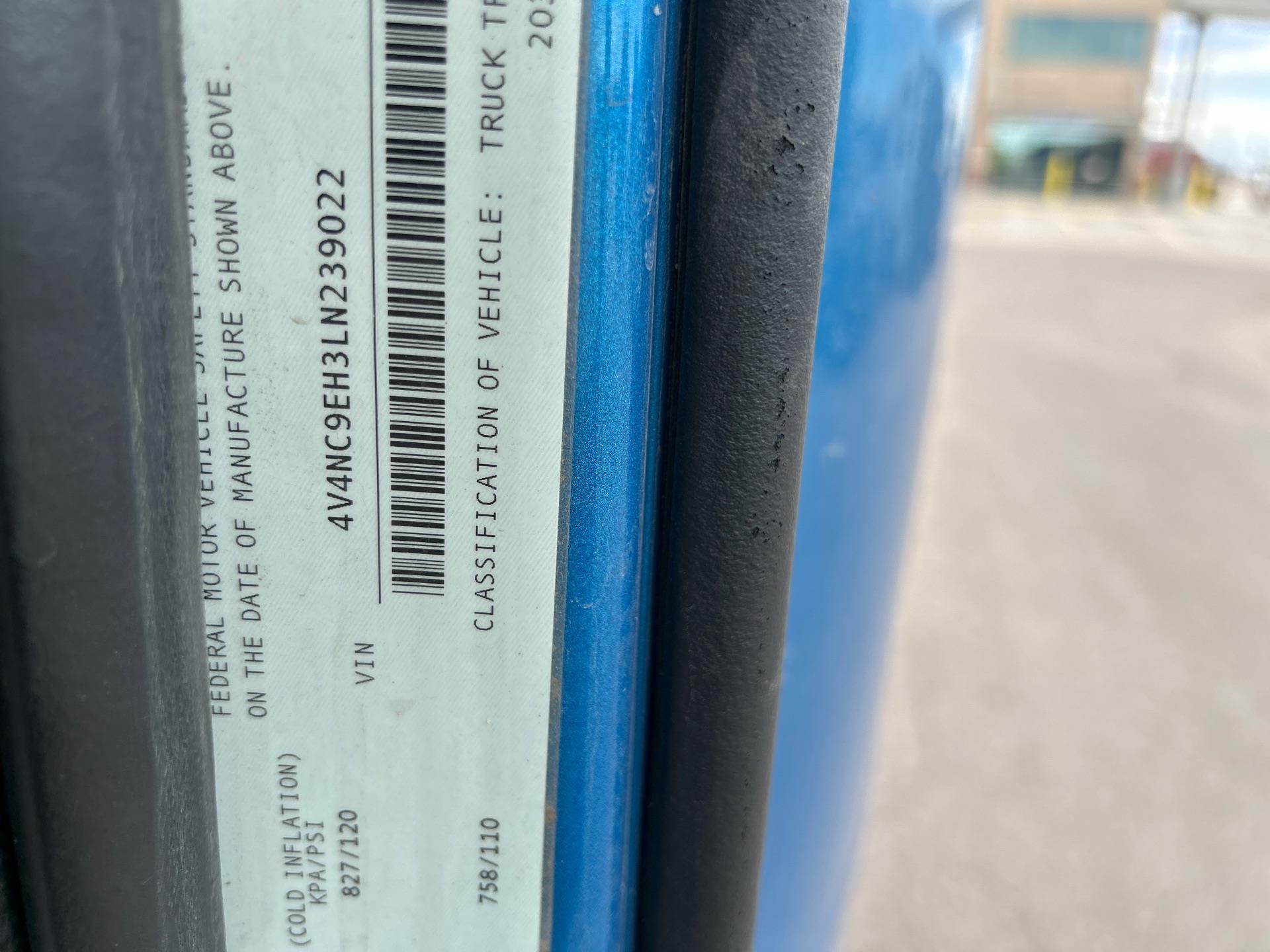 2020 Volvo - image 9