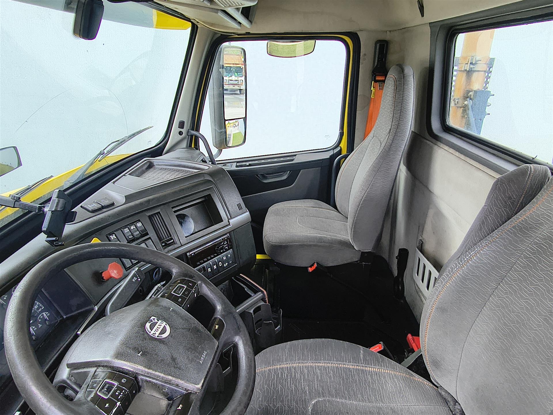 2020 Volvo - image 9