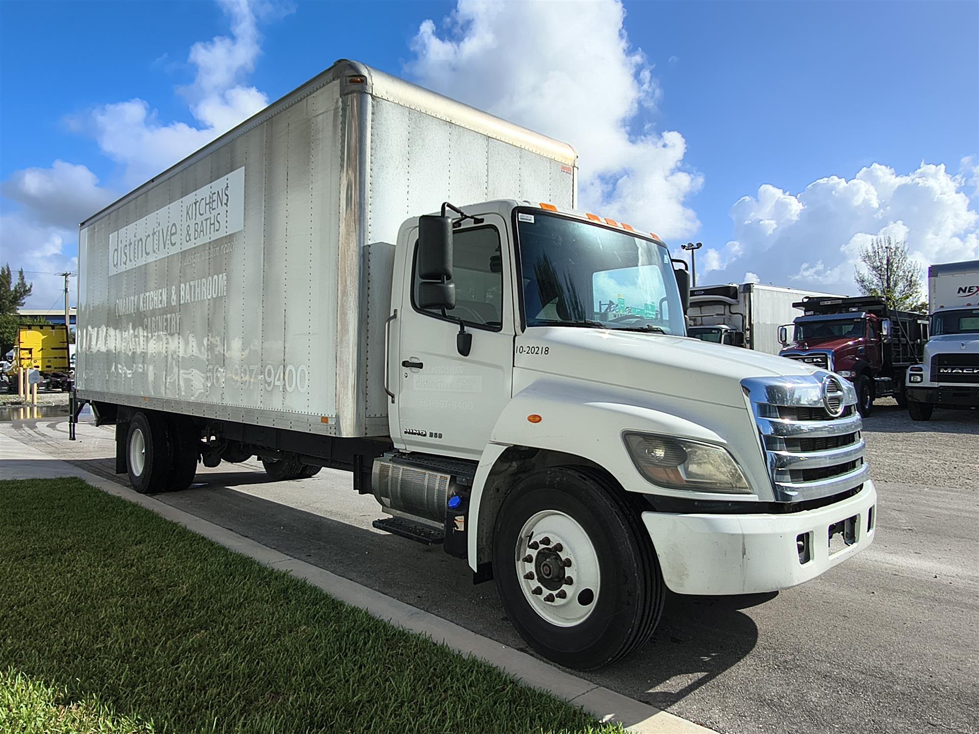 2020 Hino 268 - image 3