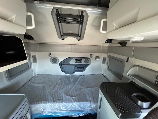 2026 Volvo - image 8