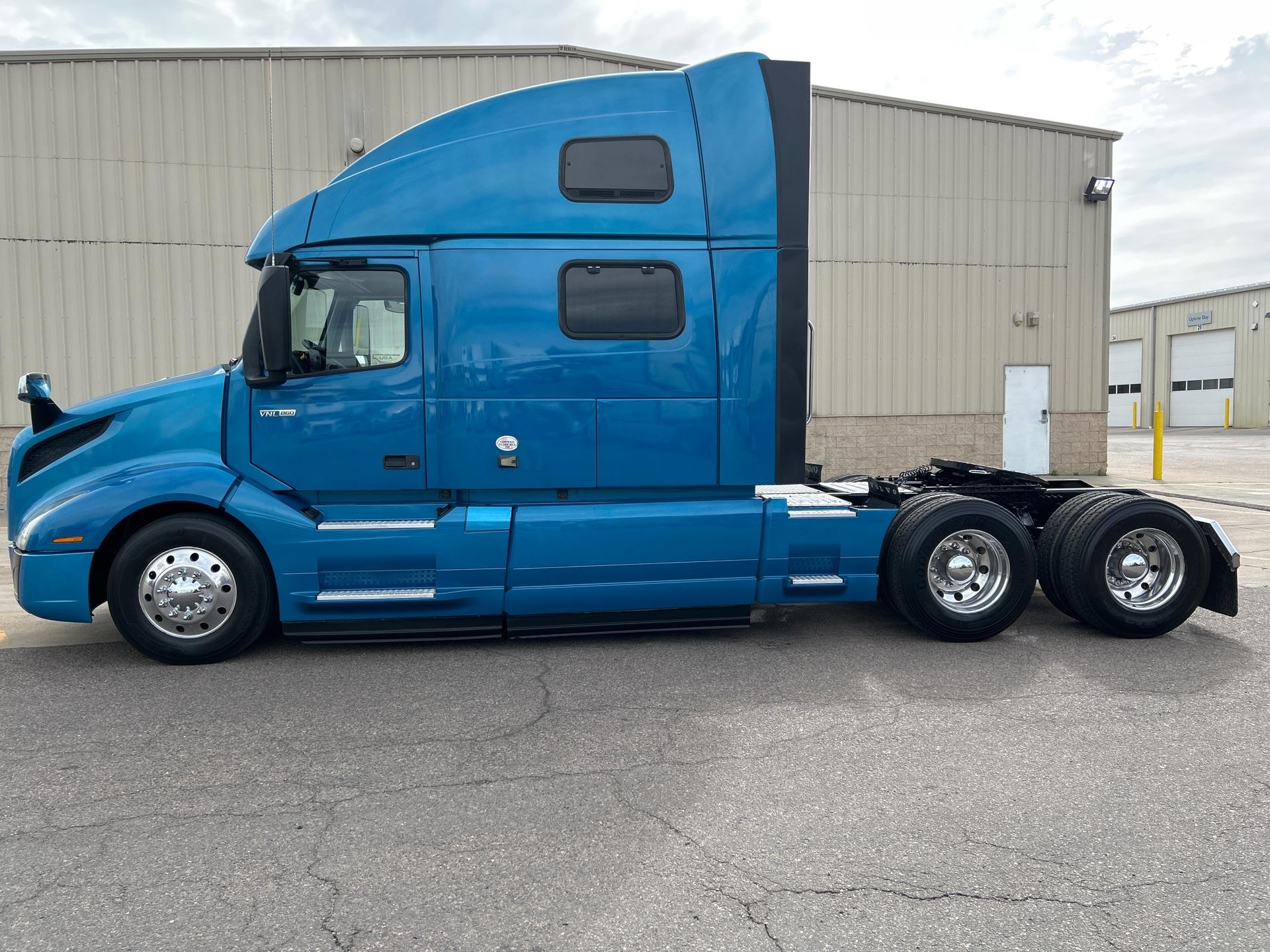 2020 Volvo - image 2