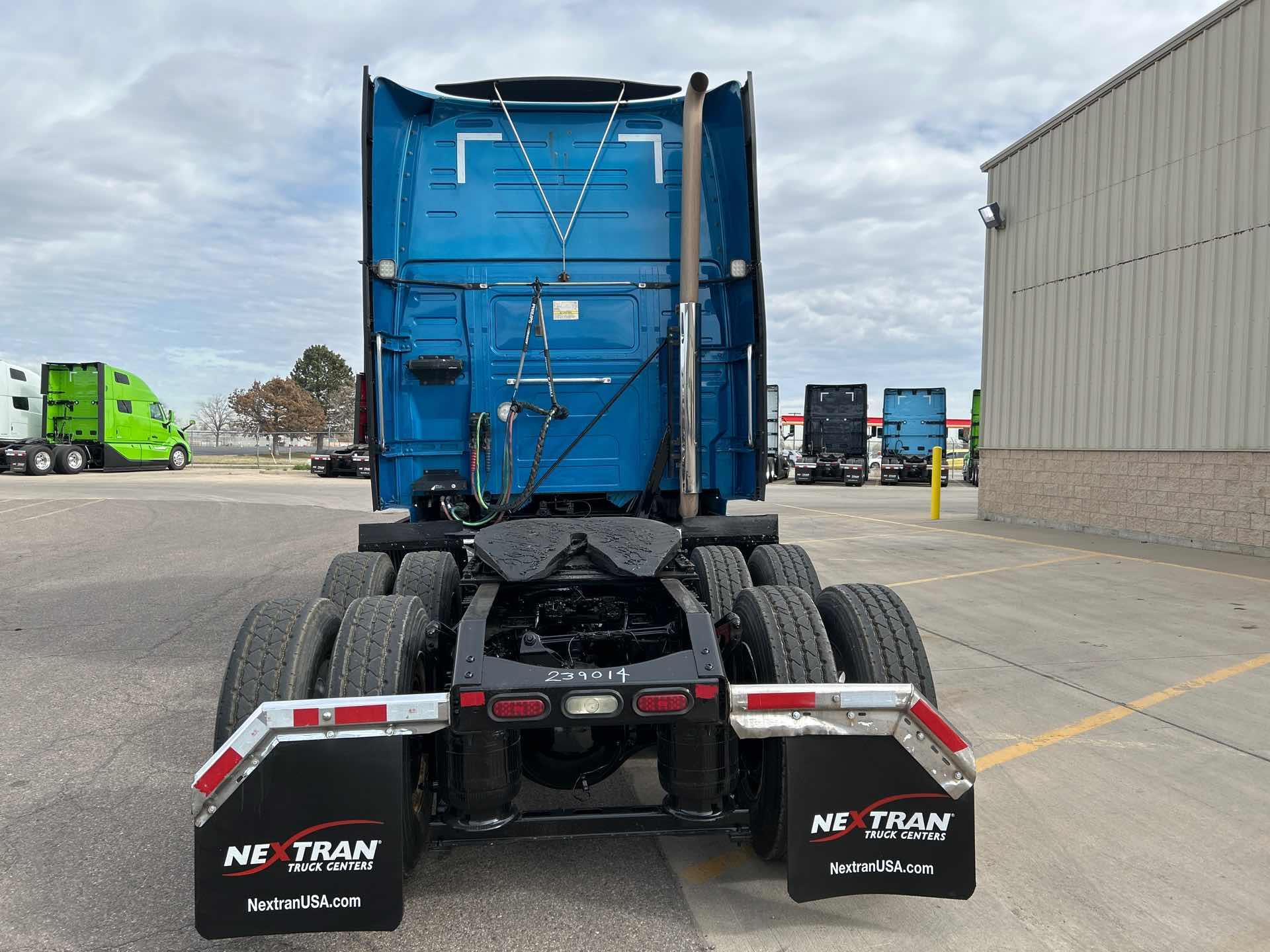 2020 Volvo - image 3