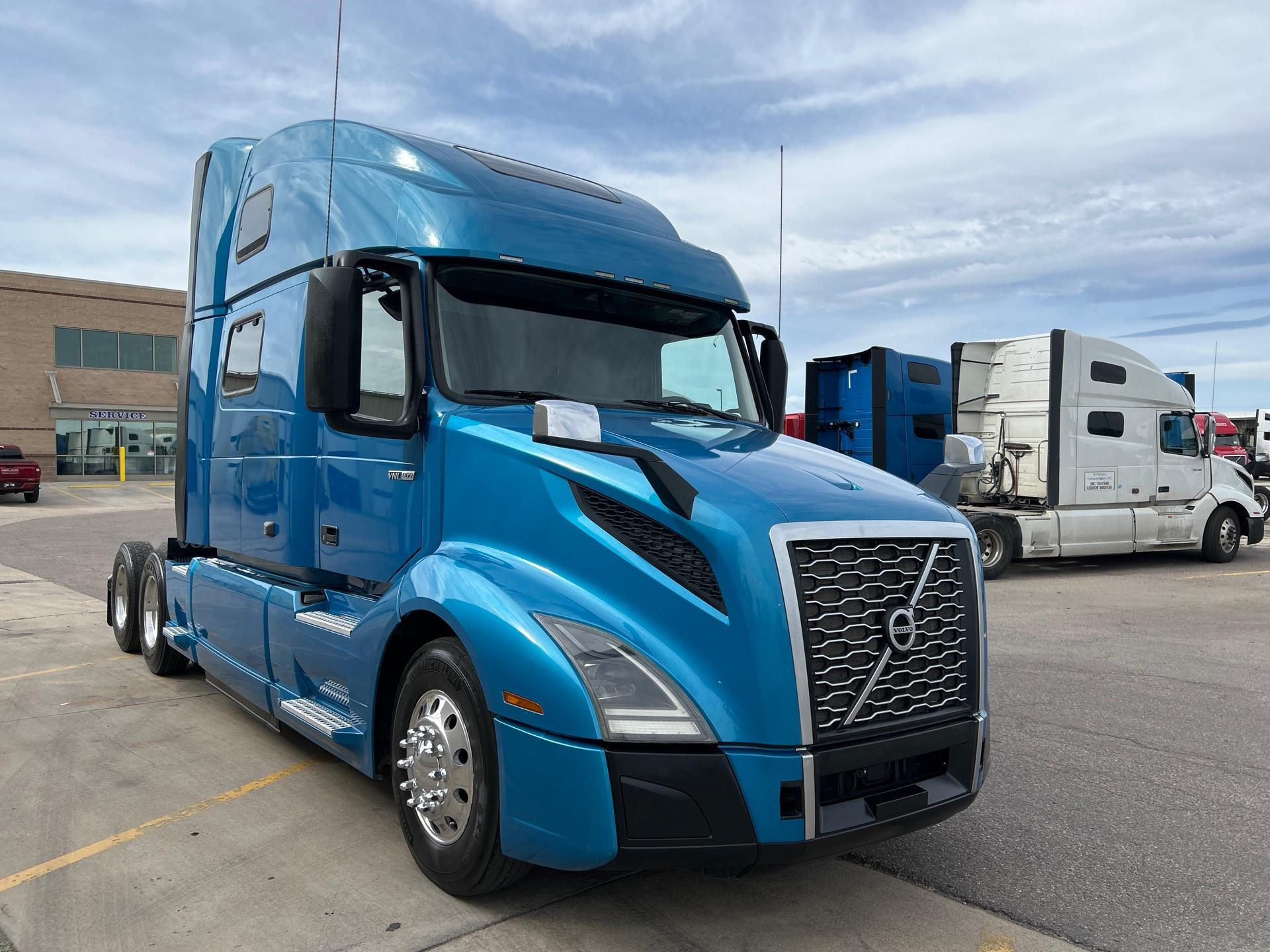 2020 Volvo - image 4