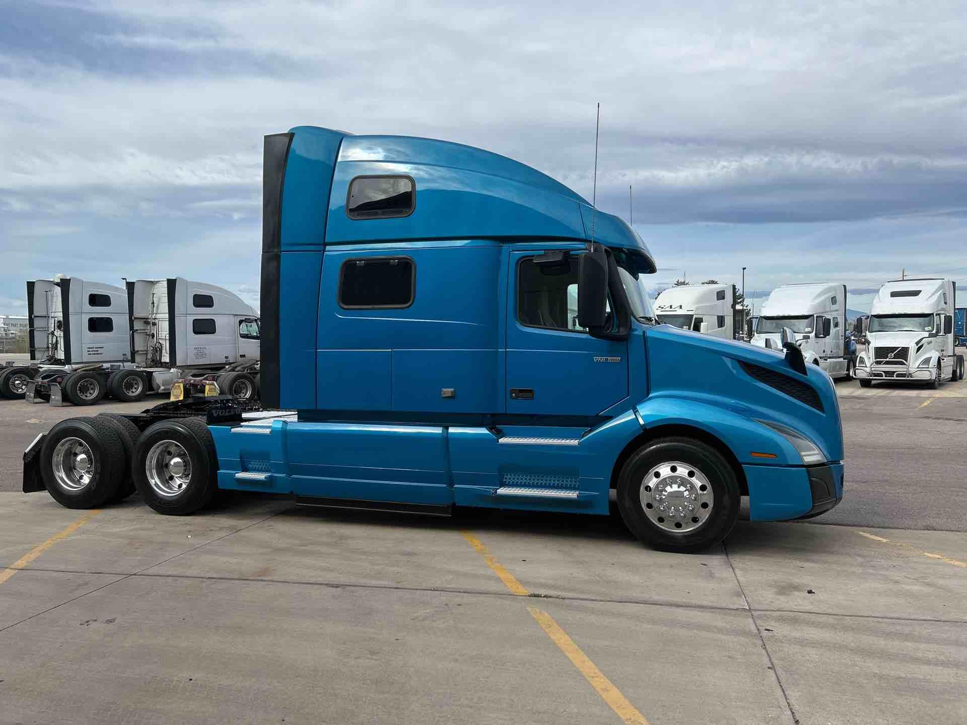 2020 Volvo - image 5