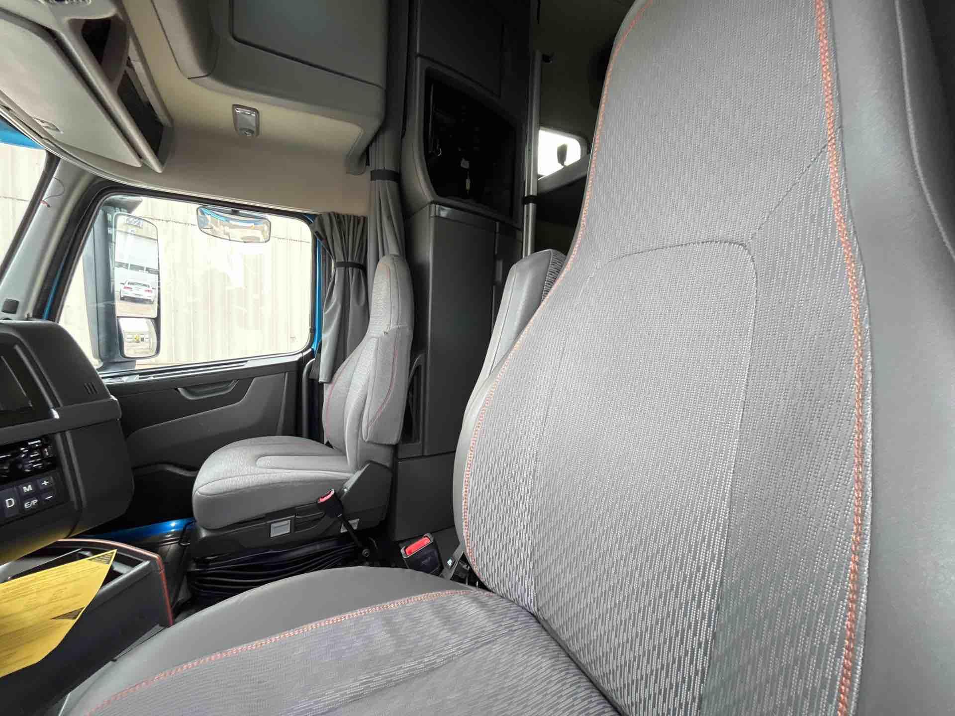 2020 Volvo - image 7