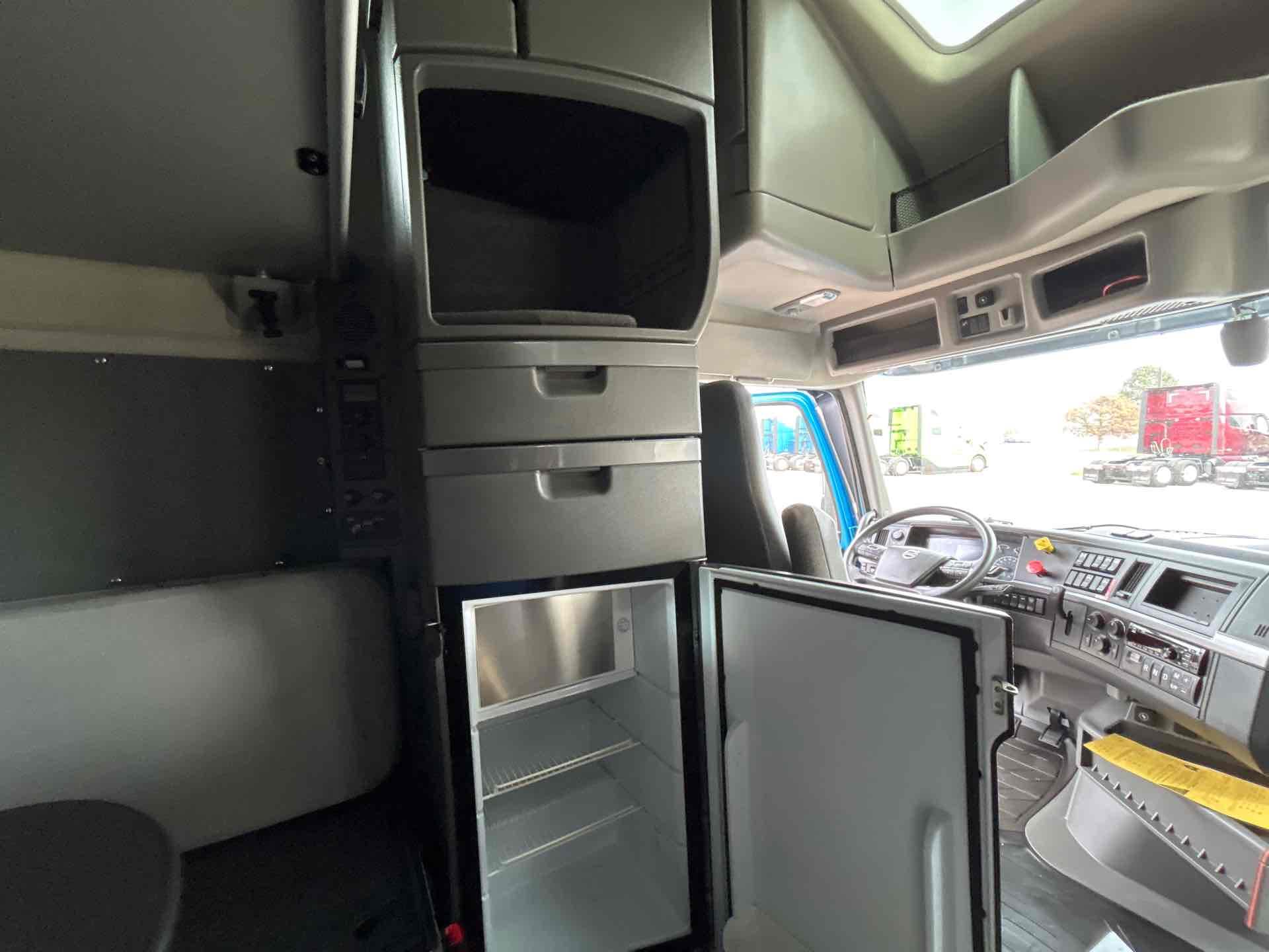 2020 Volvo - image 8