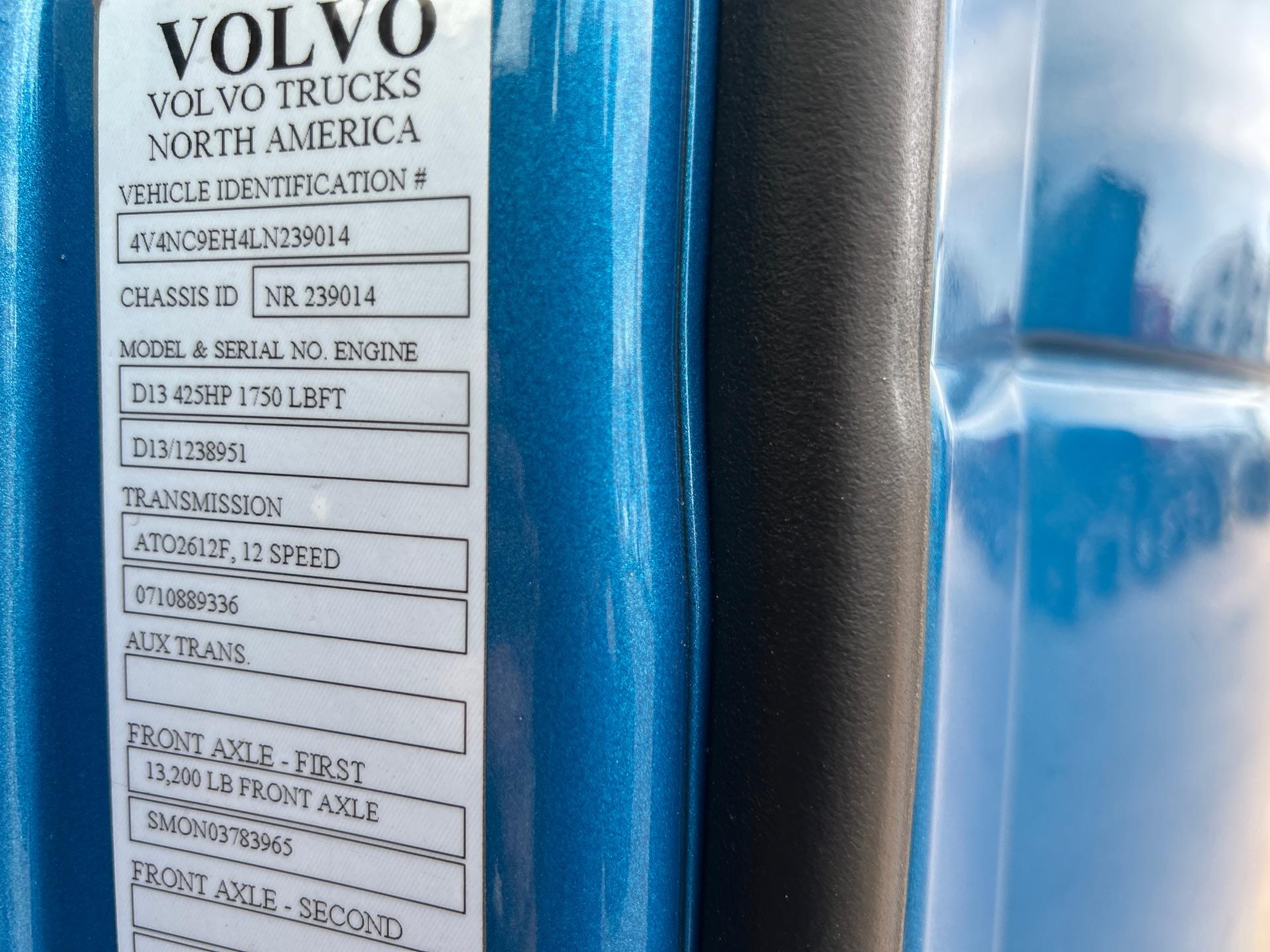 2020 Volvo - image 12