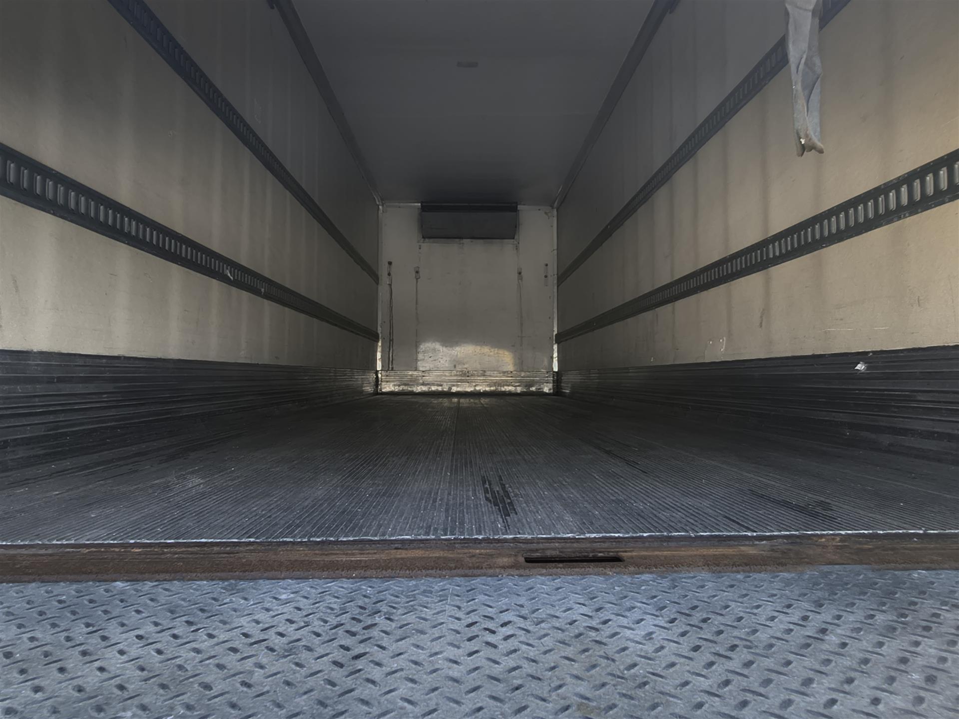 2019 Hino 268 - image 8