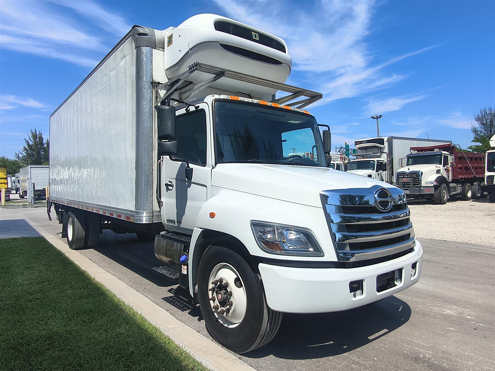 2019 Hino 268 - image 3