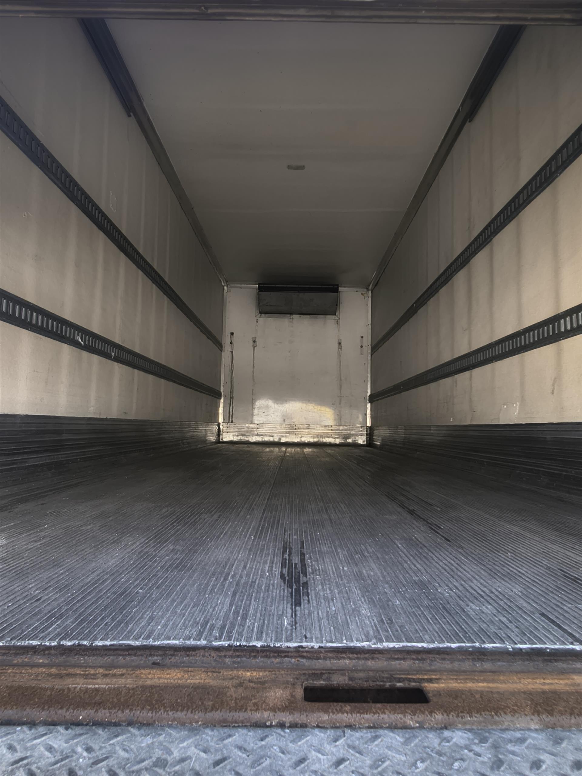 2019 Hino 268 - image 9