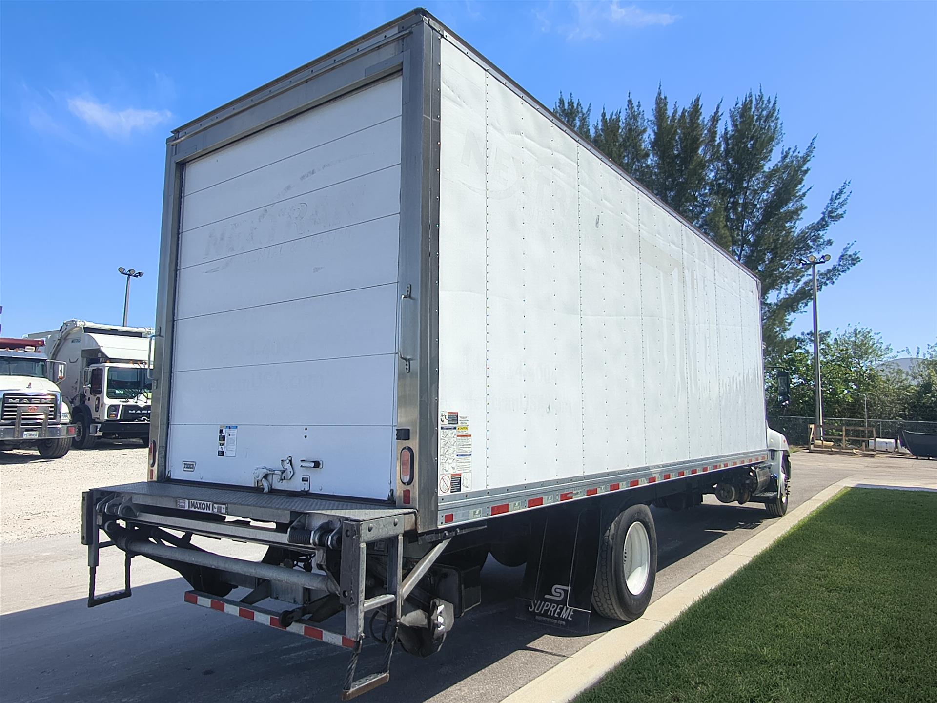 2019 Hino 268 - image 4