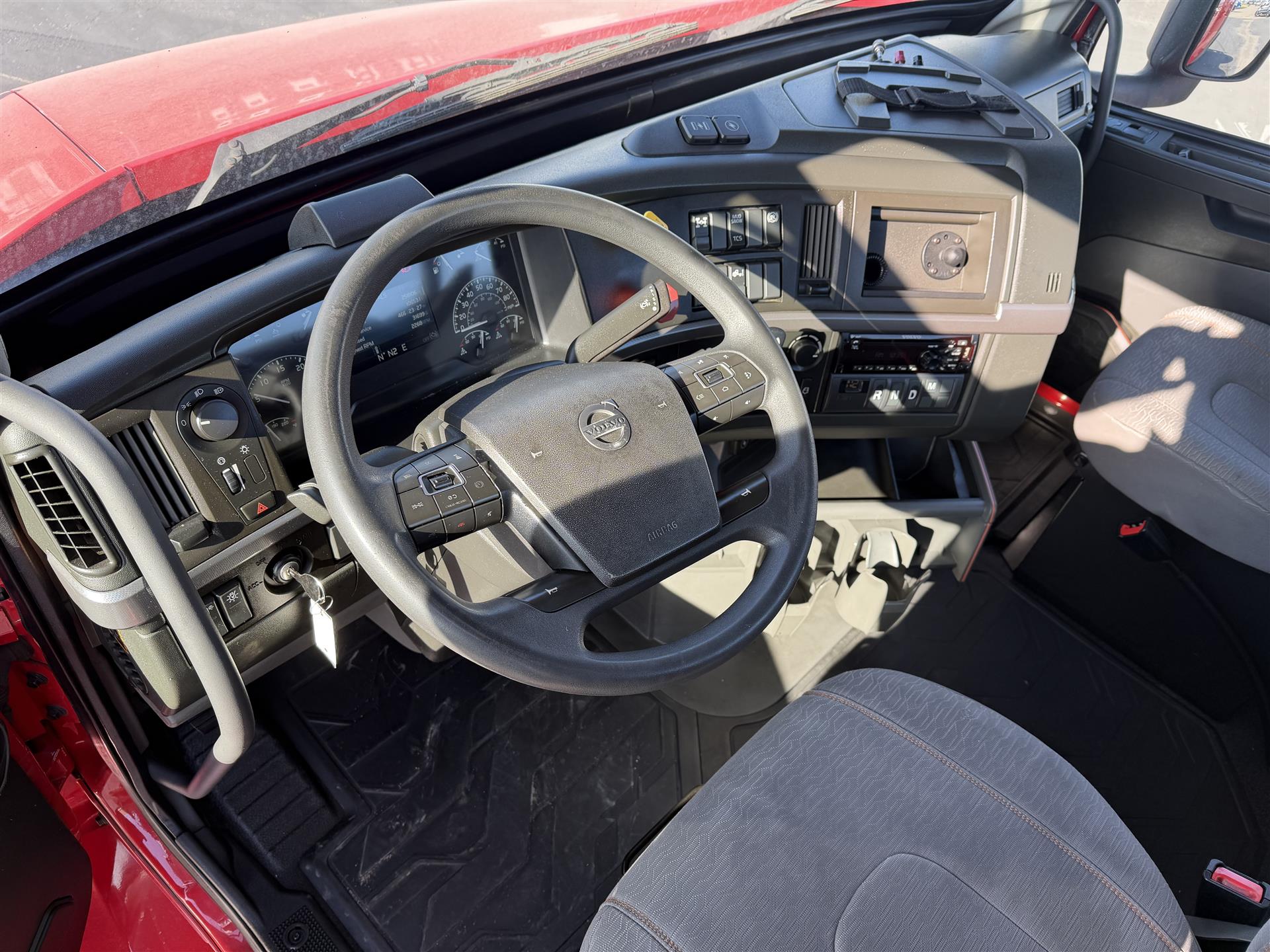 2020 Volvo - image 8