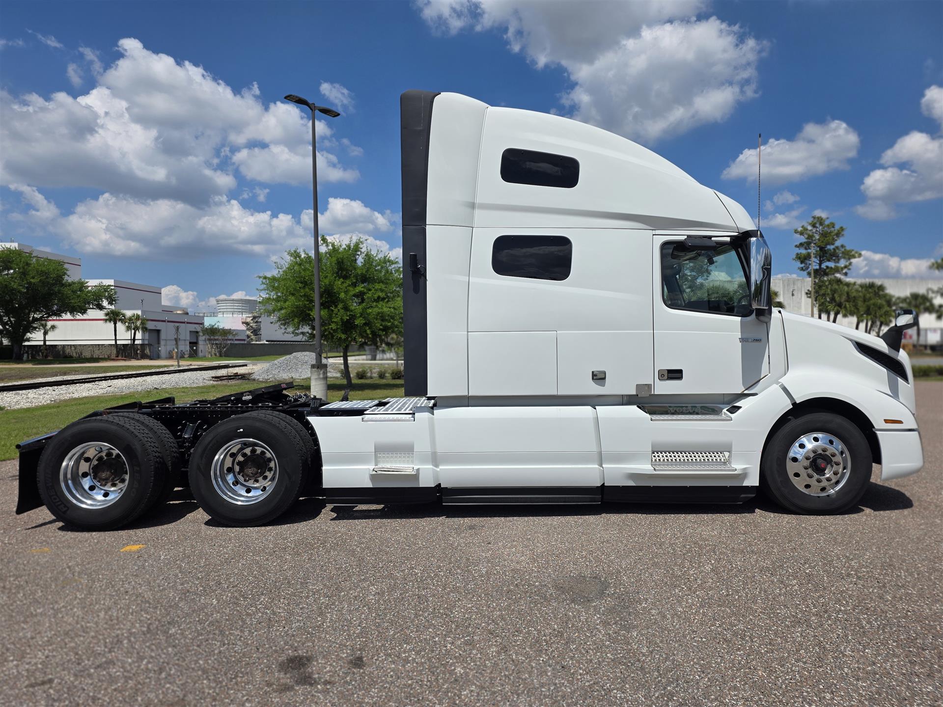 2023 Volvo - image 4