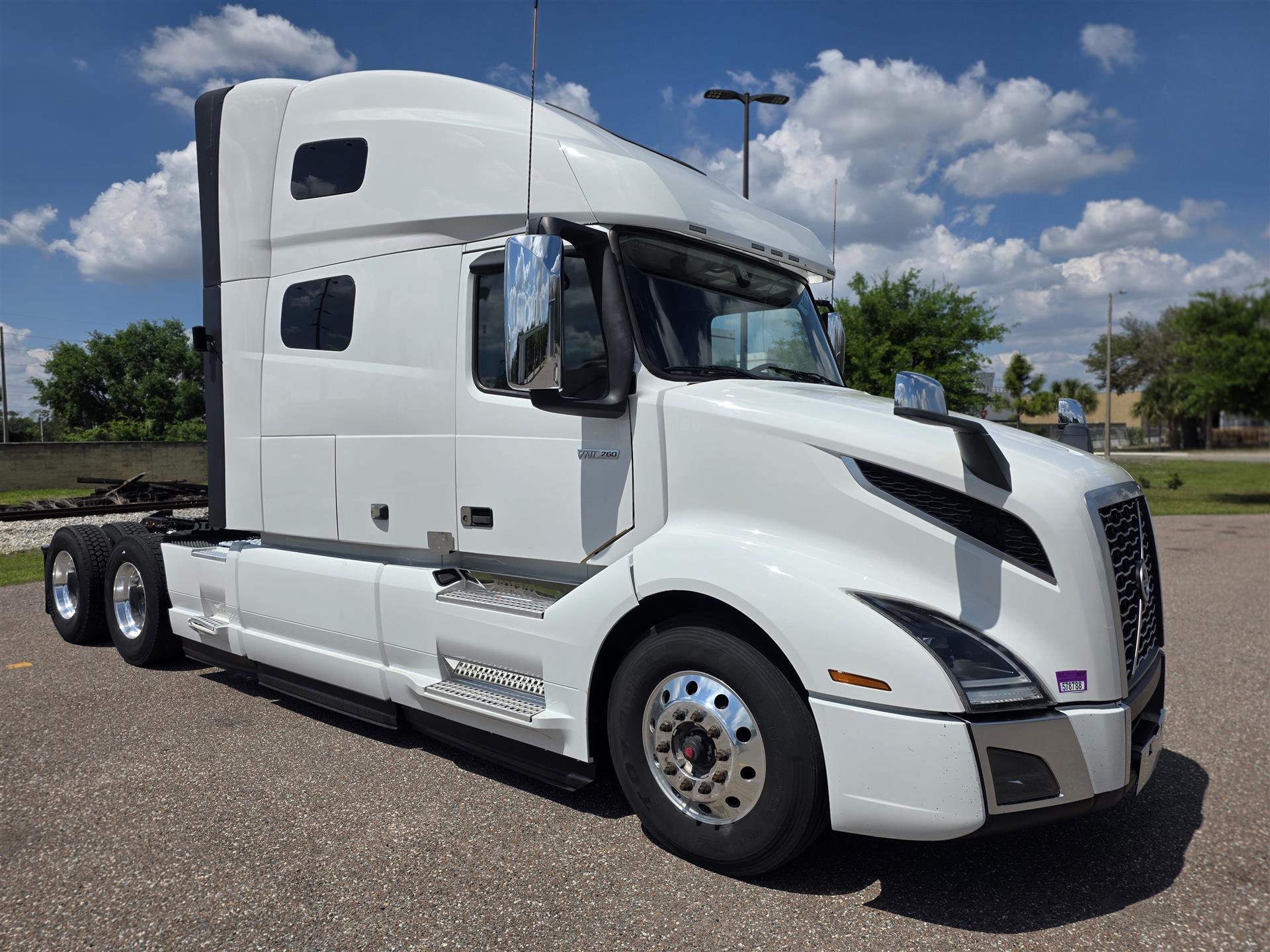 2023 Volvo - image 3