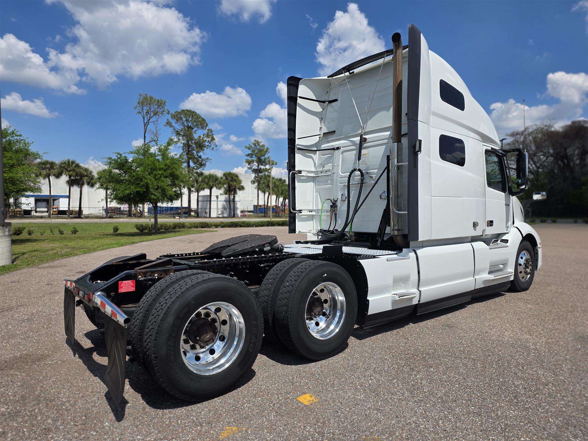 2023 Volvo - image 5