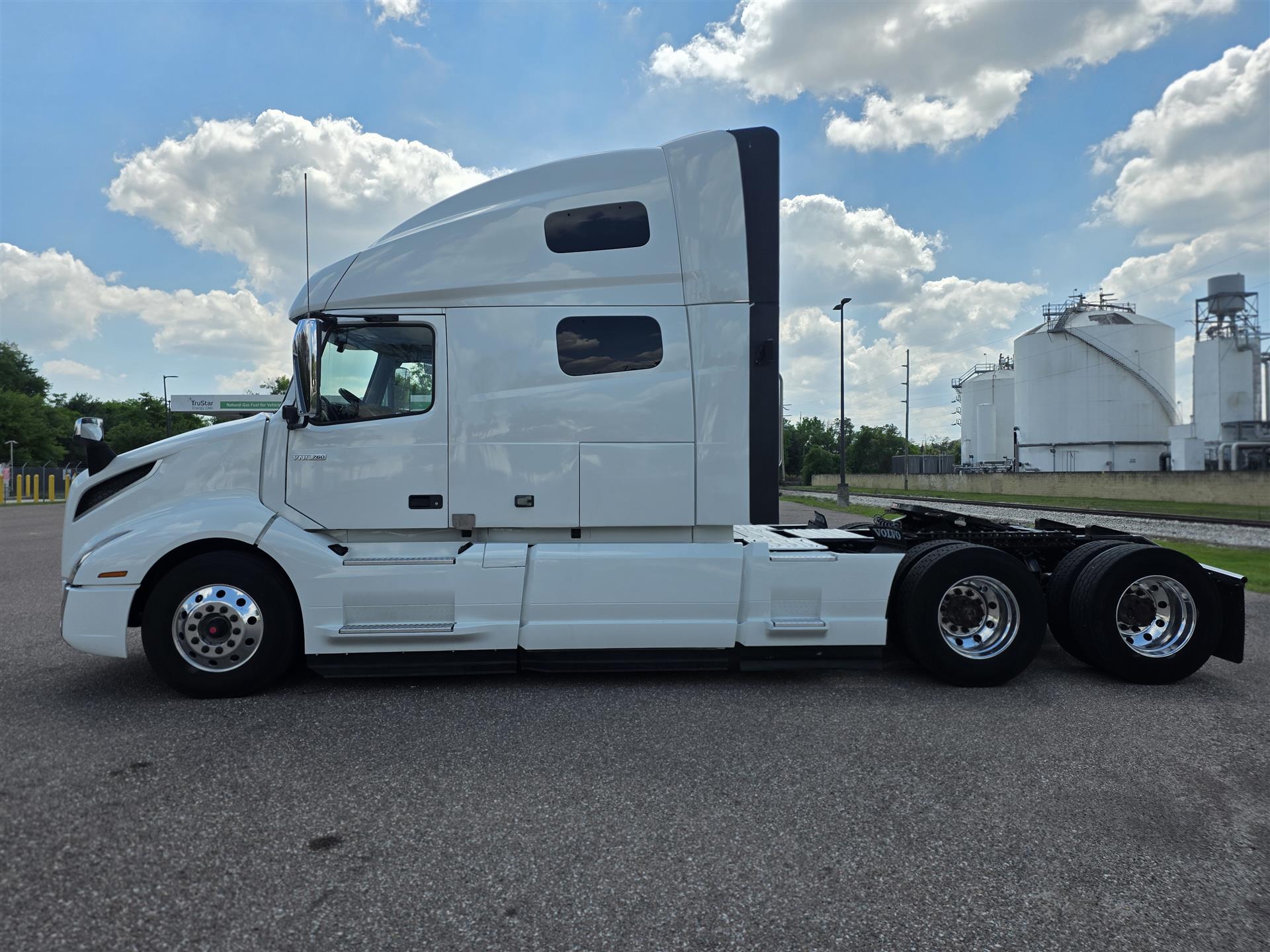 2023 Volvo - image 8