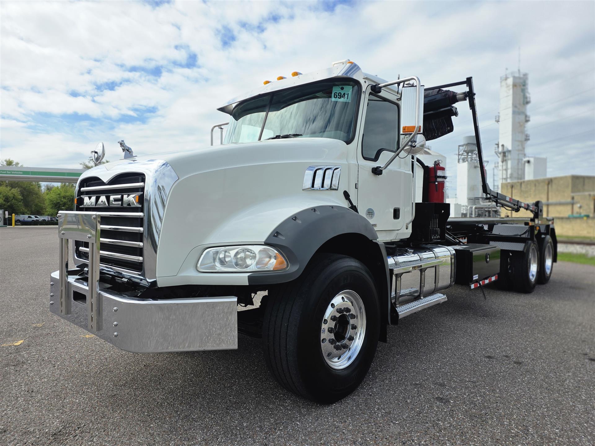 2022 Mack GR64B