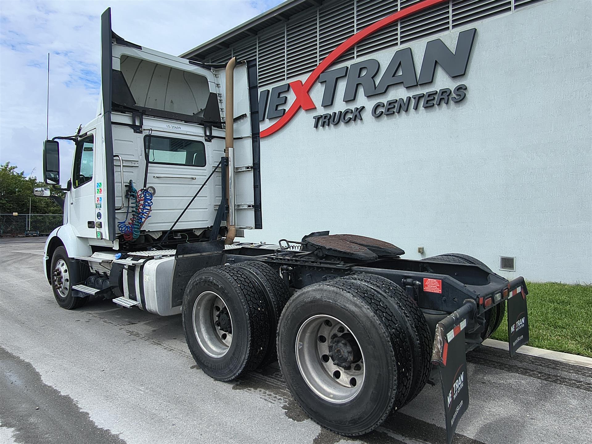 2020 Volvo - image 6