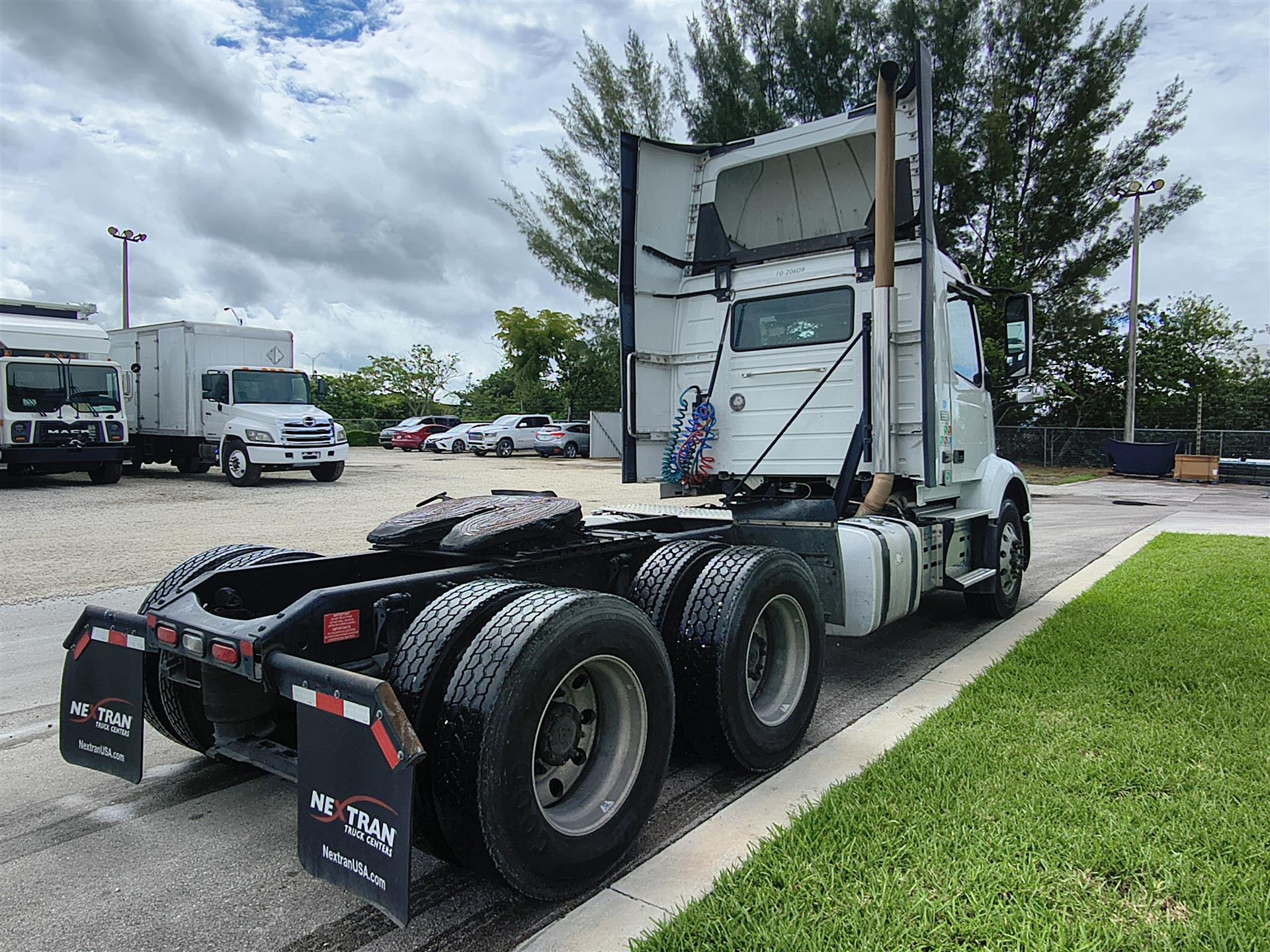 2020 Volvo - image 4