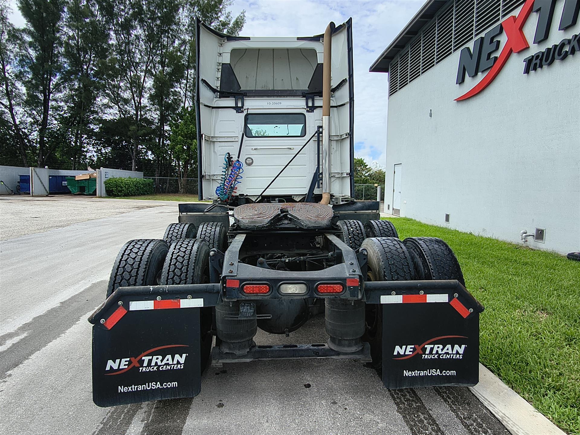 2020 Volvo - image 5