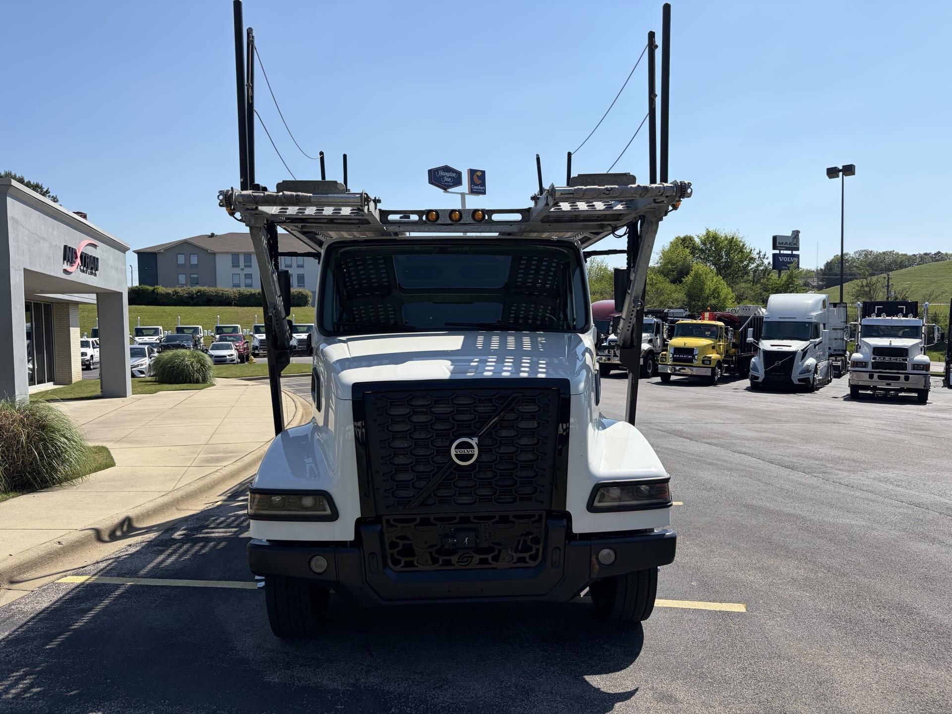 2024 Volvo - image 3