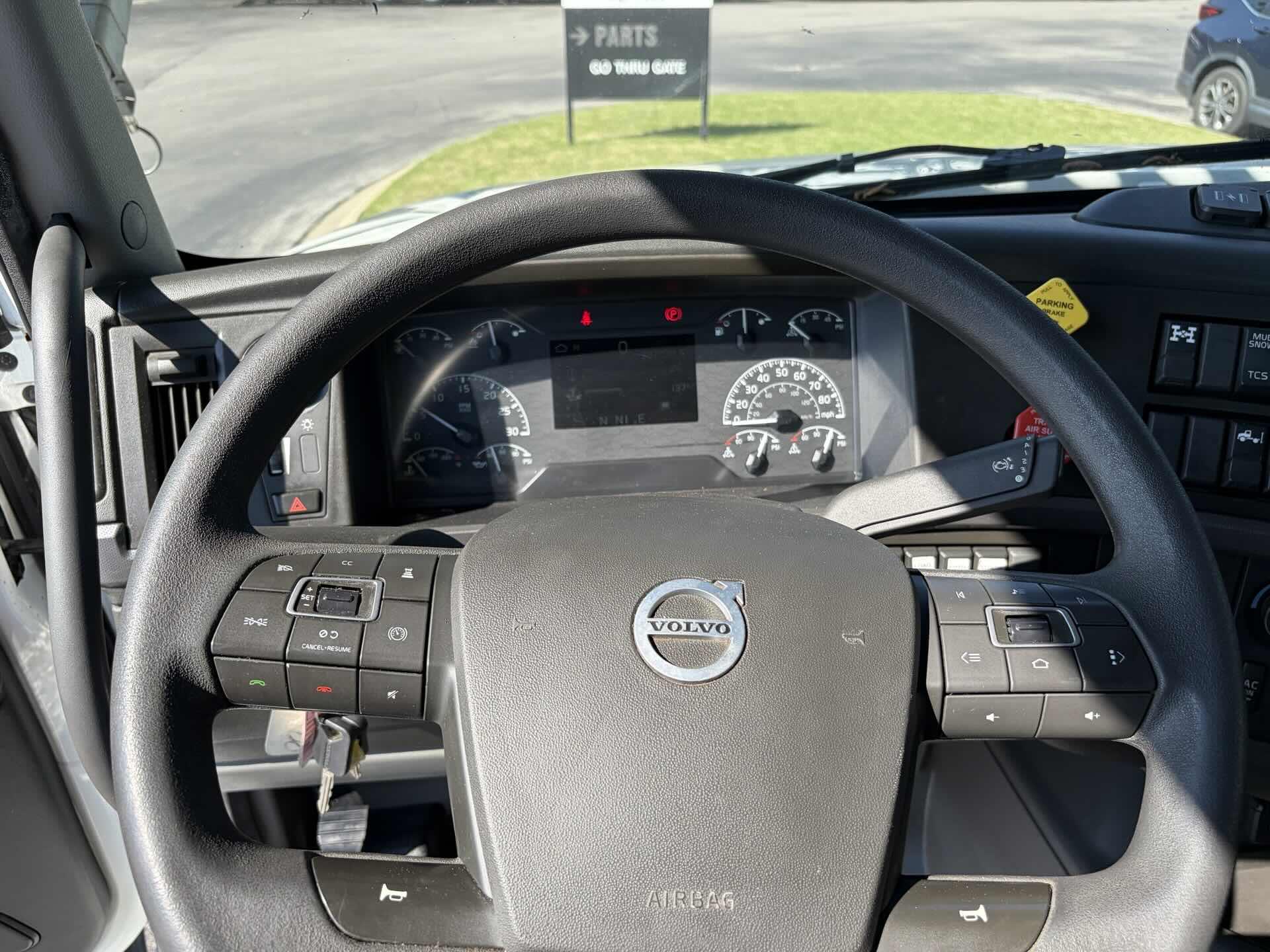 2024 Volvo - image 25