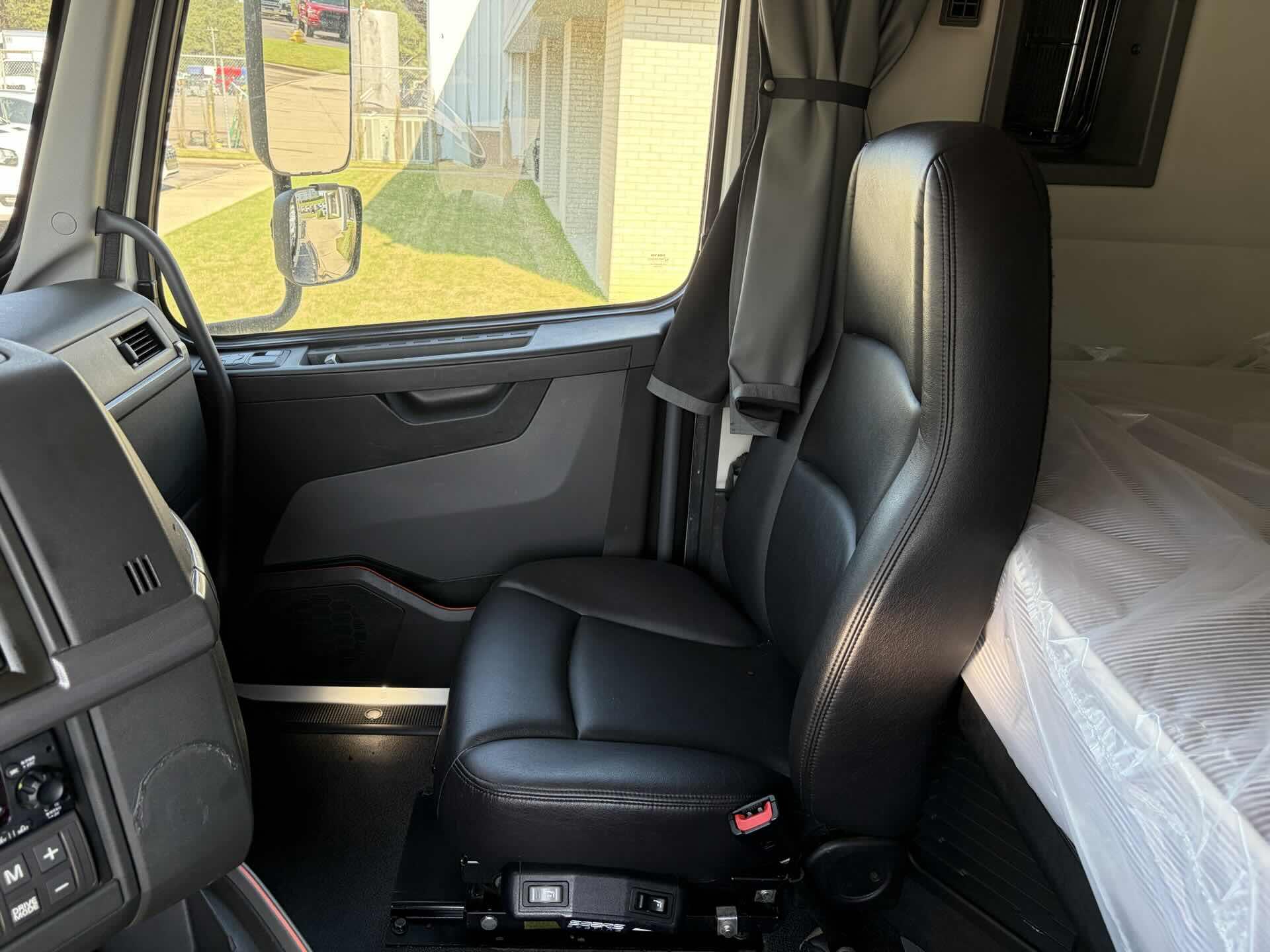 2024 Volvo - image 27