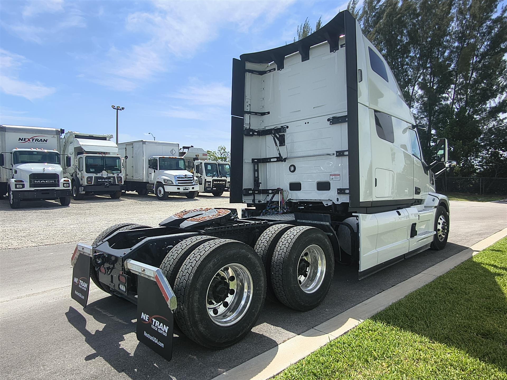 2027 Mack Pinnacle in Fort Lauderdale, FL — photo 5