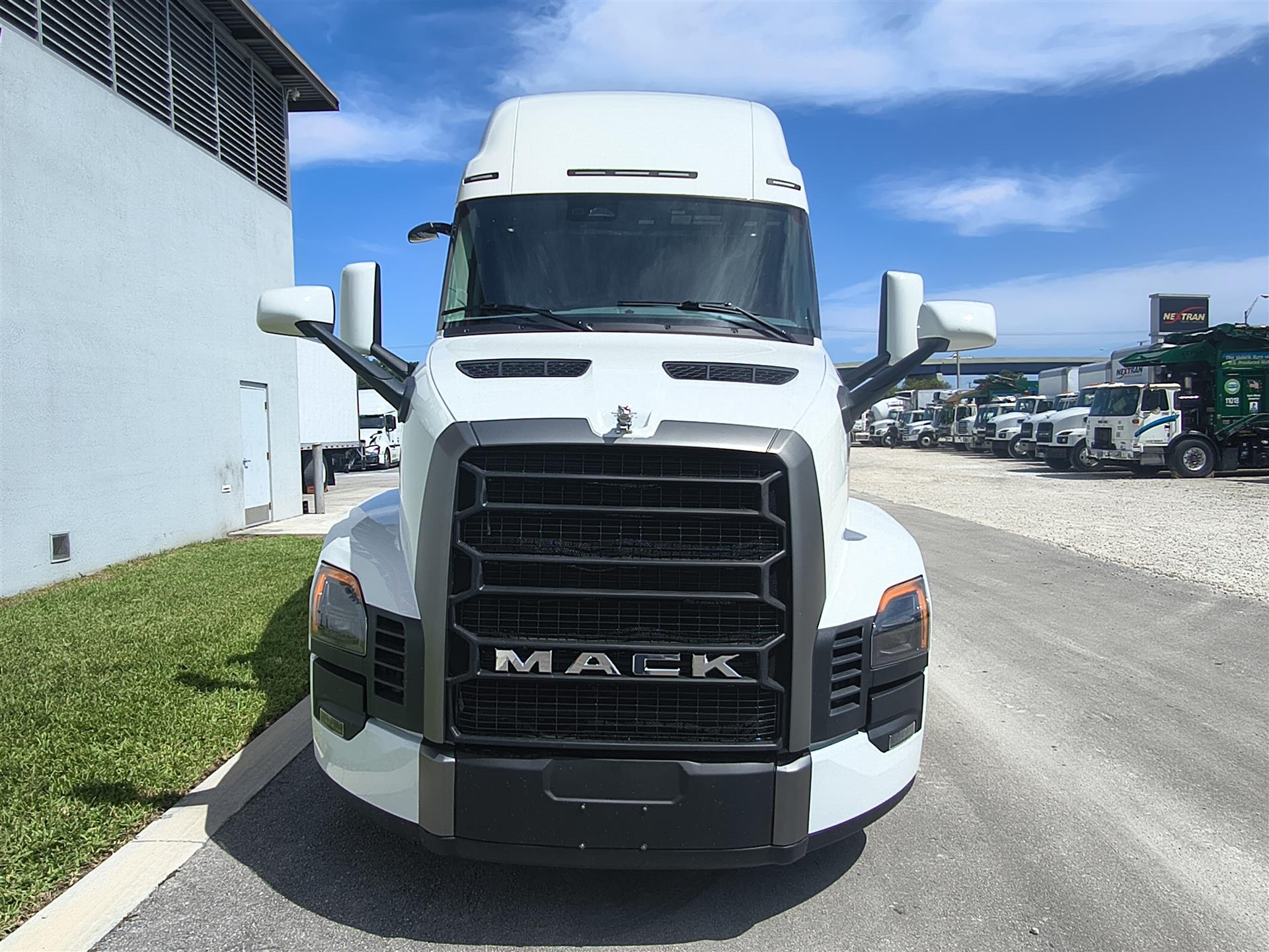 2027 Mack Pinnacle in Fort Lauderdale, FL — photo 2