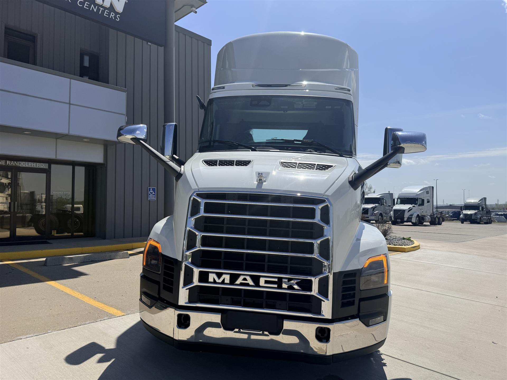 2027 Mack Anthem in Kansas City, MO — photo 2