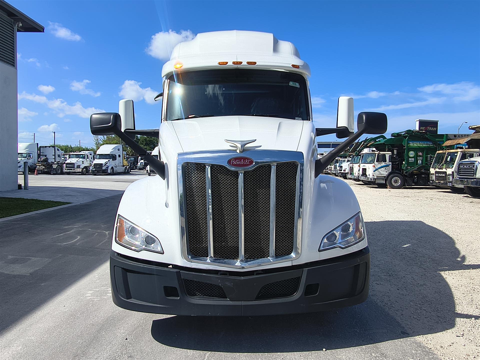 2023 Peterbilt 579 - image 2