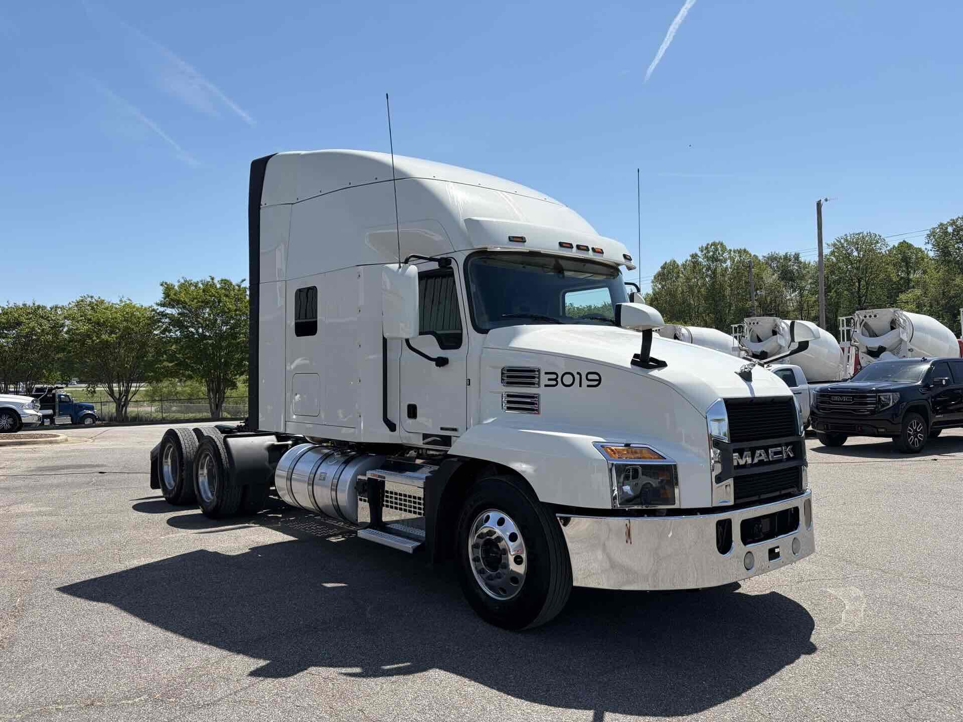 2023 Mack Anthem - image 3