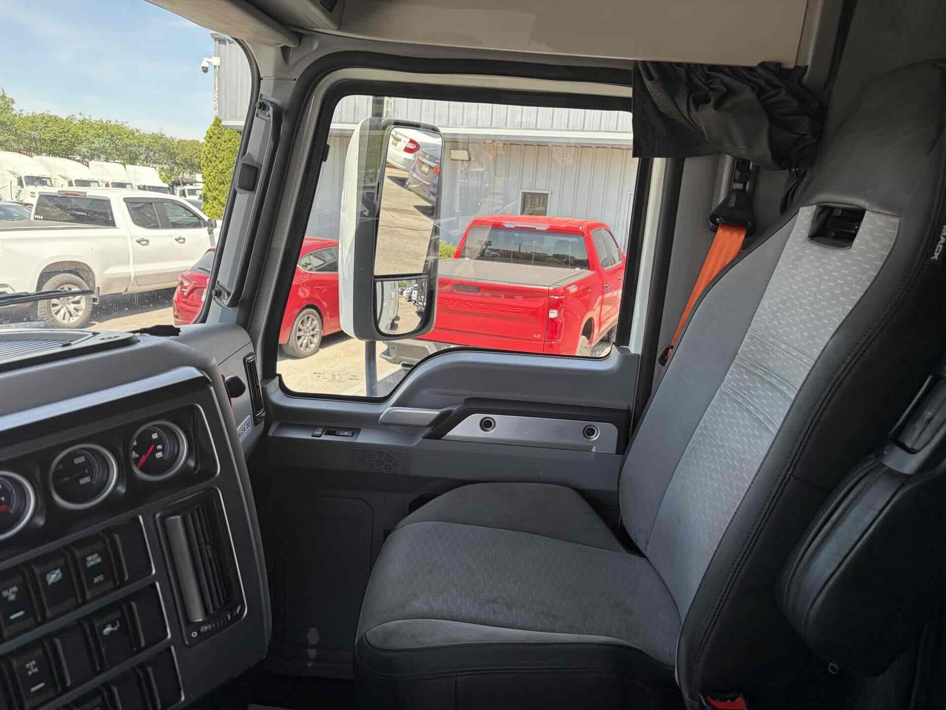 2023 Mack Anthem - image 12