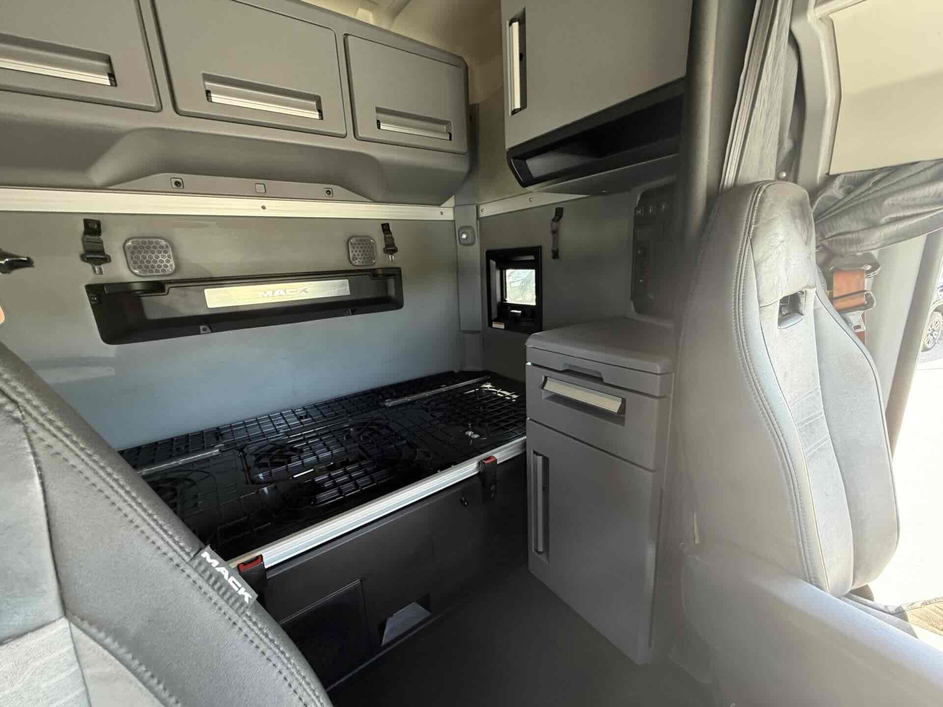 2023 Mack Anthem - image 14