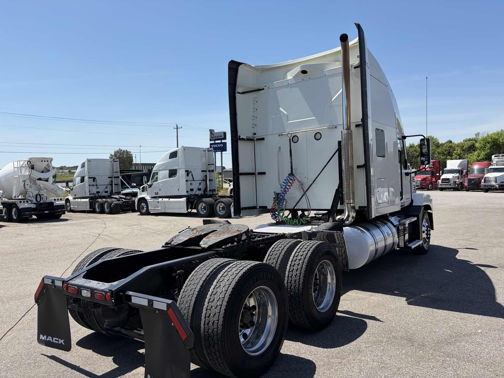 2022 Mack Anthem - image 4