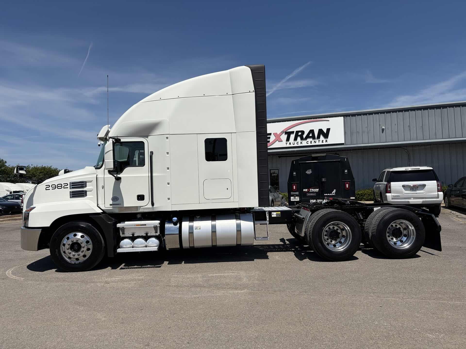 2022 Mack Anthem - image 9