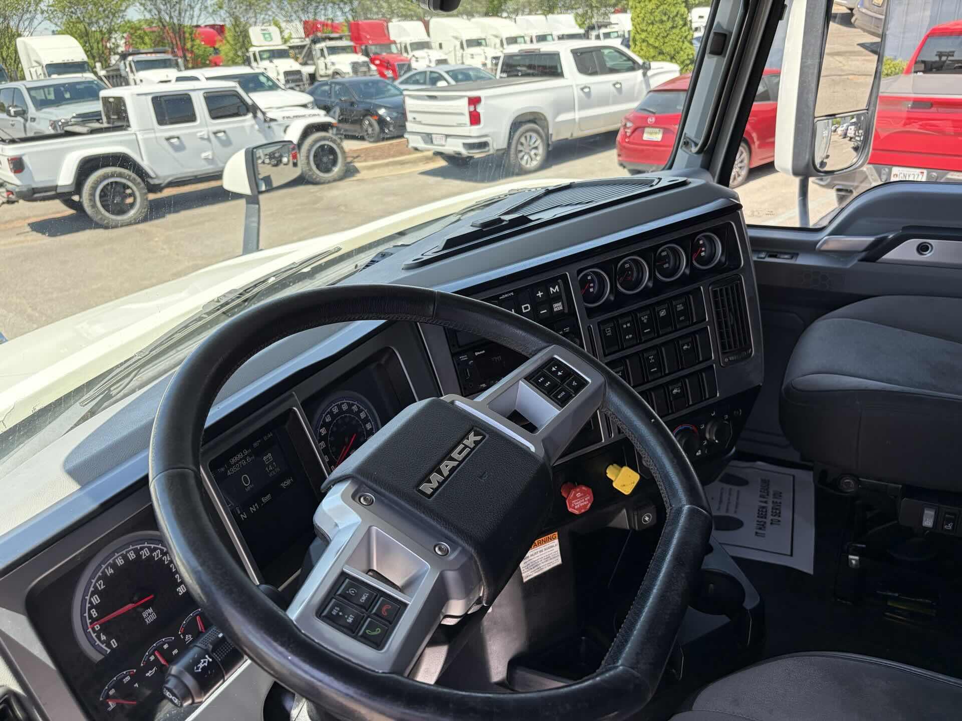 2022 Mack Anthem - image 12