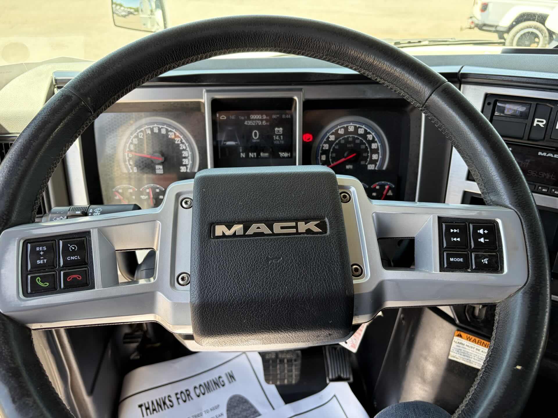 2022 Mack Anthem - image 14