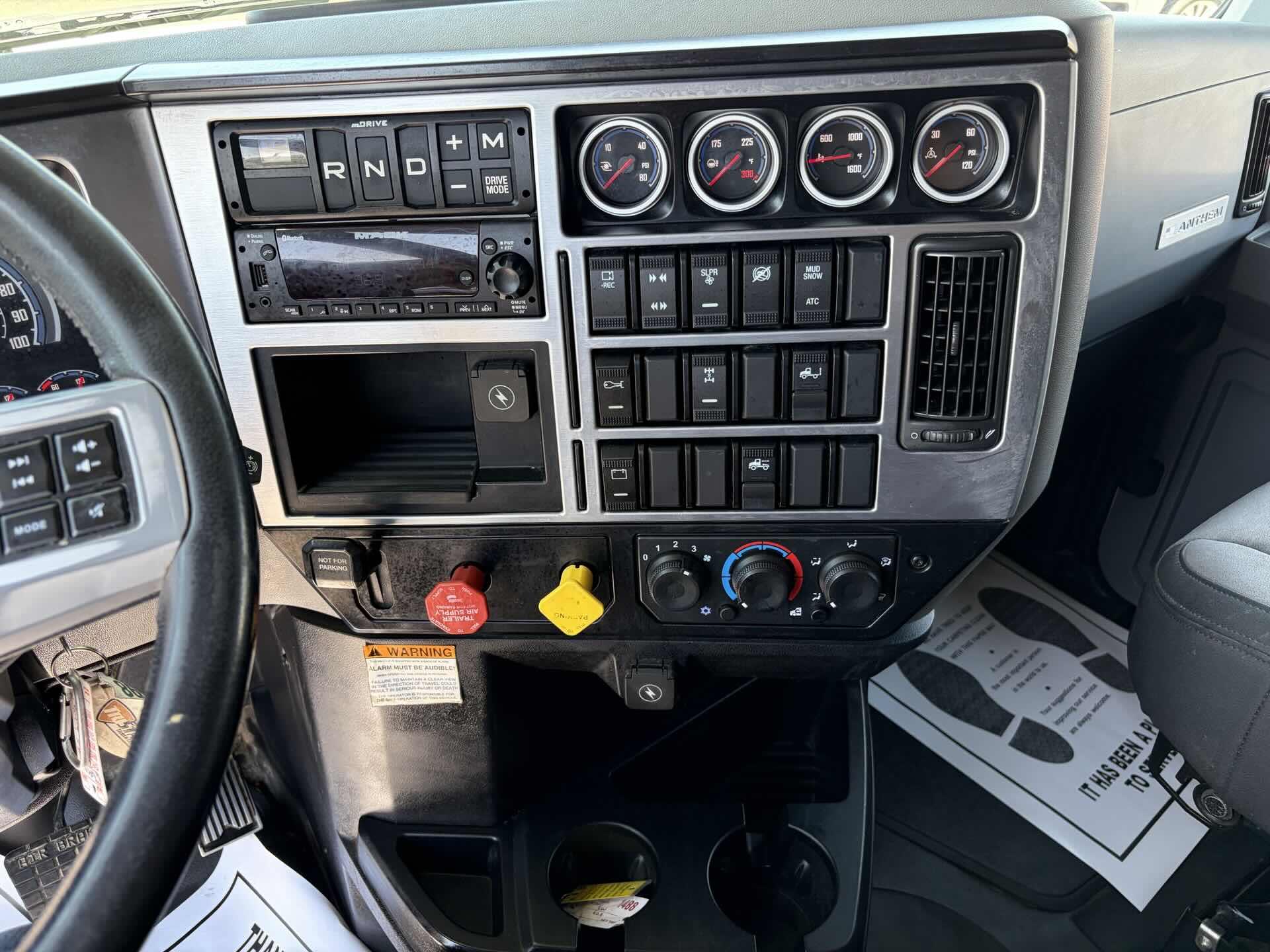 2022 Mack Anthem - image 15