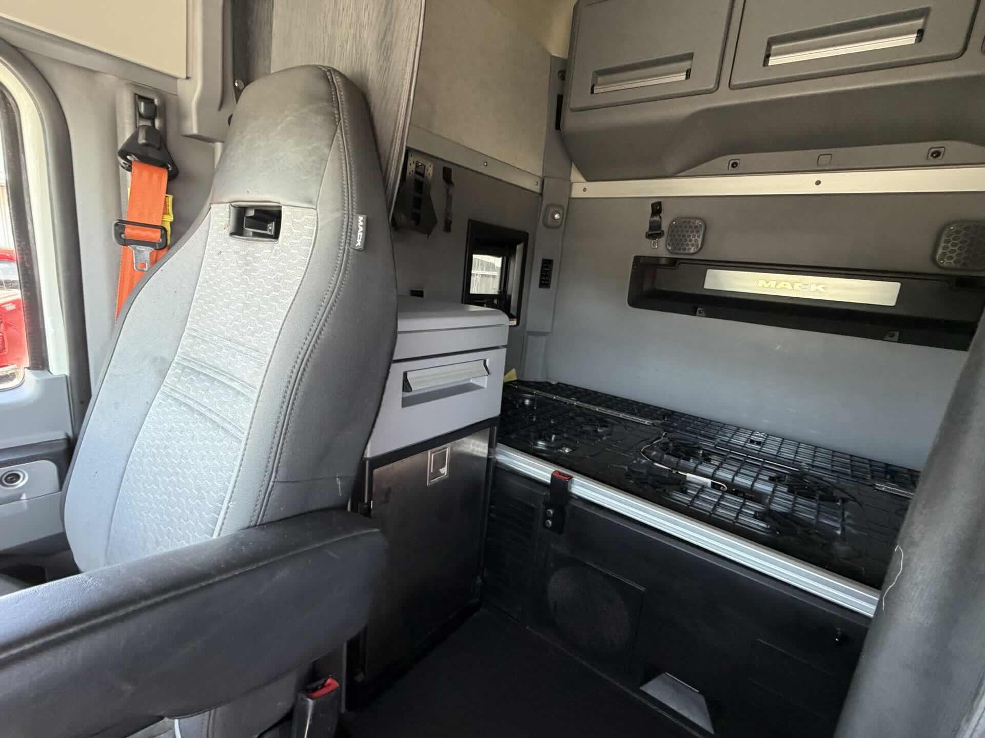 2022 Mack Anthem - image 16