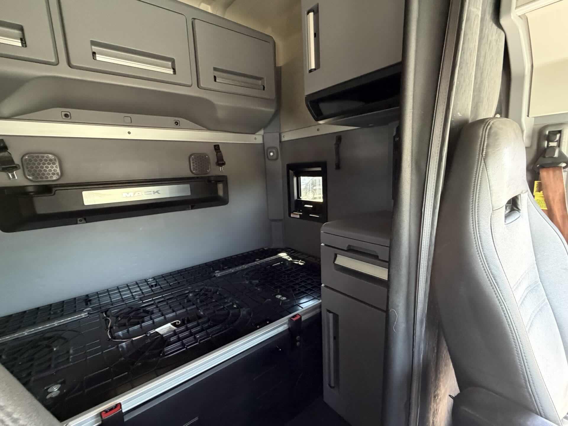 2022 Mack Anthem - image 17