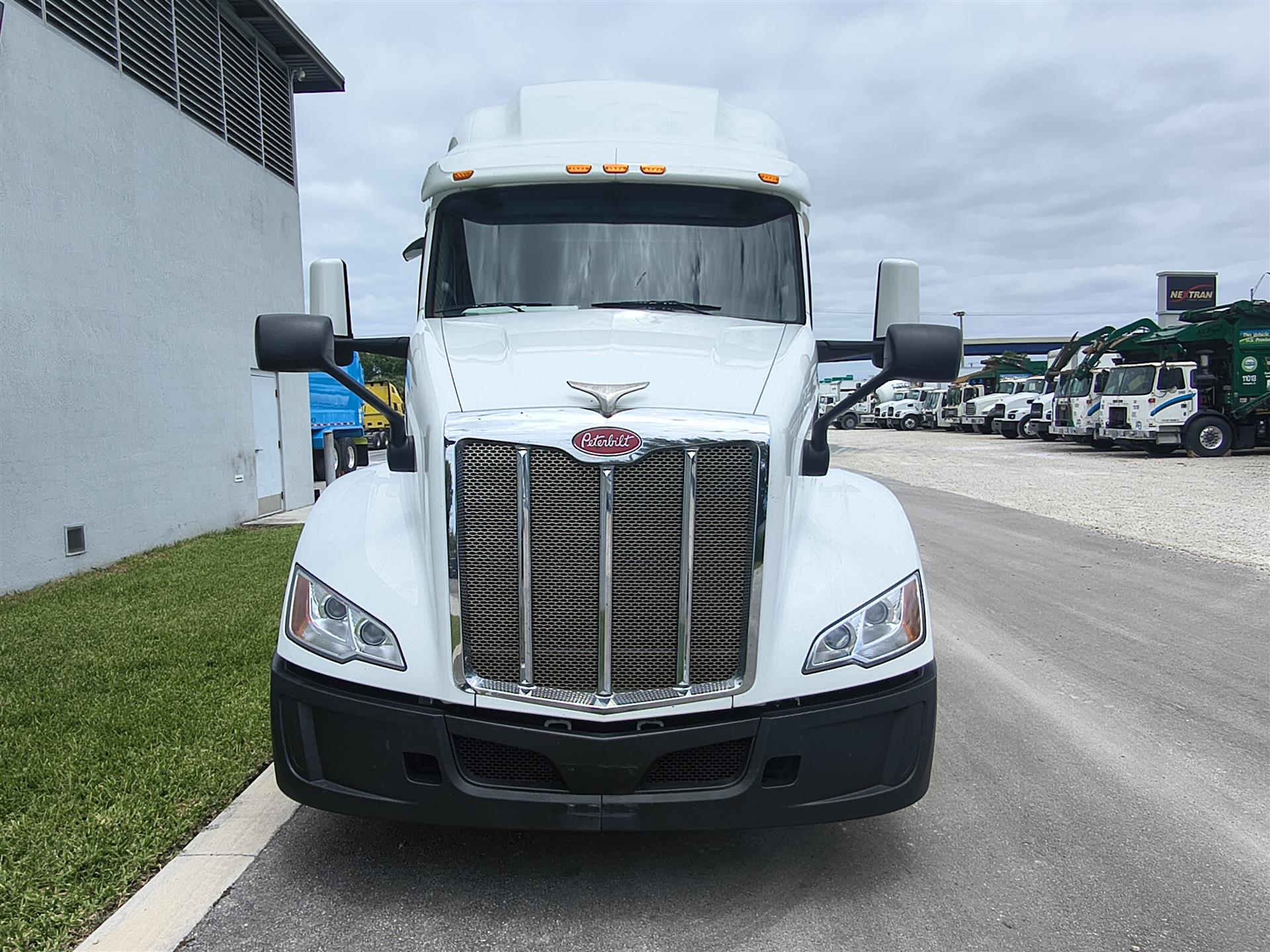 2022 Peterbilt 579 - image 2