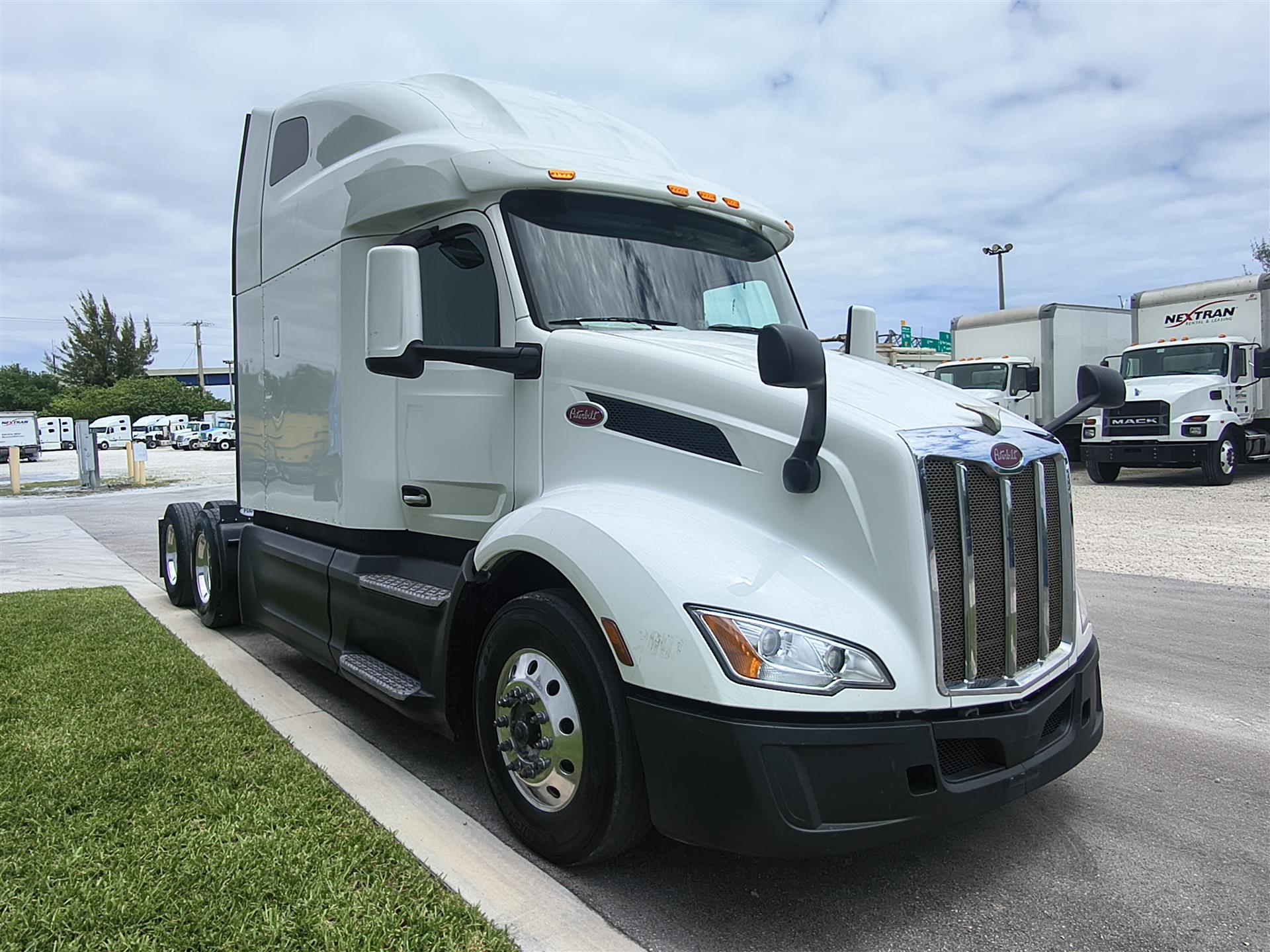 2022 Peterbilt 579 - image 3