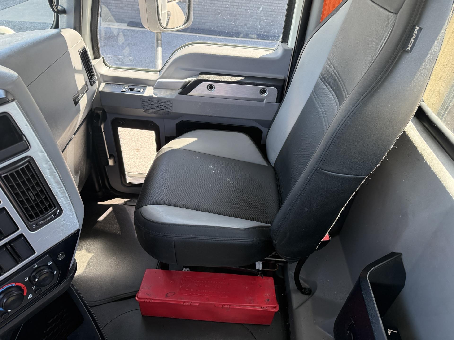 2022 Mack Anthem - image 11