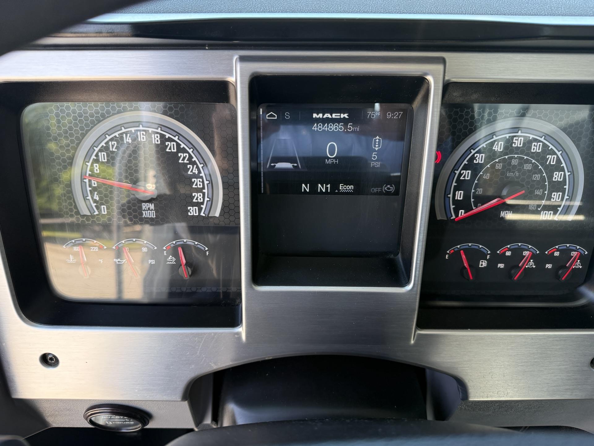 2022 Mack Anthem - image 9