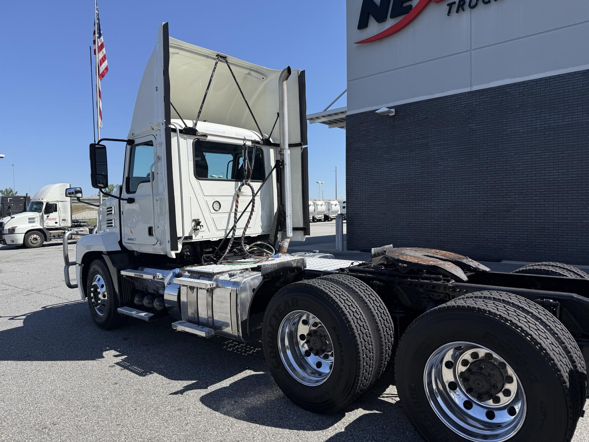 2022 Mack Anthem - image 3