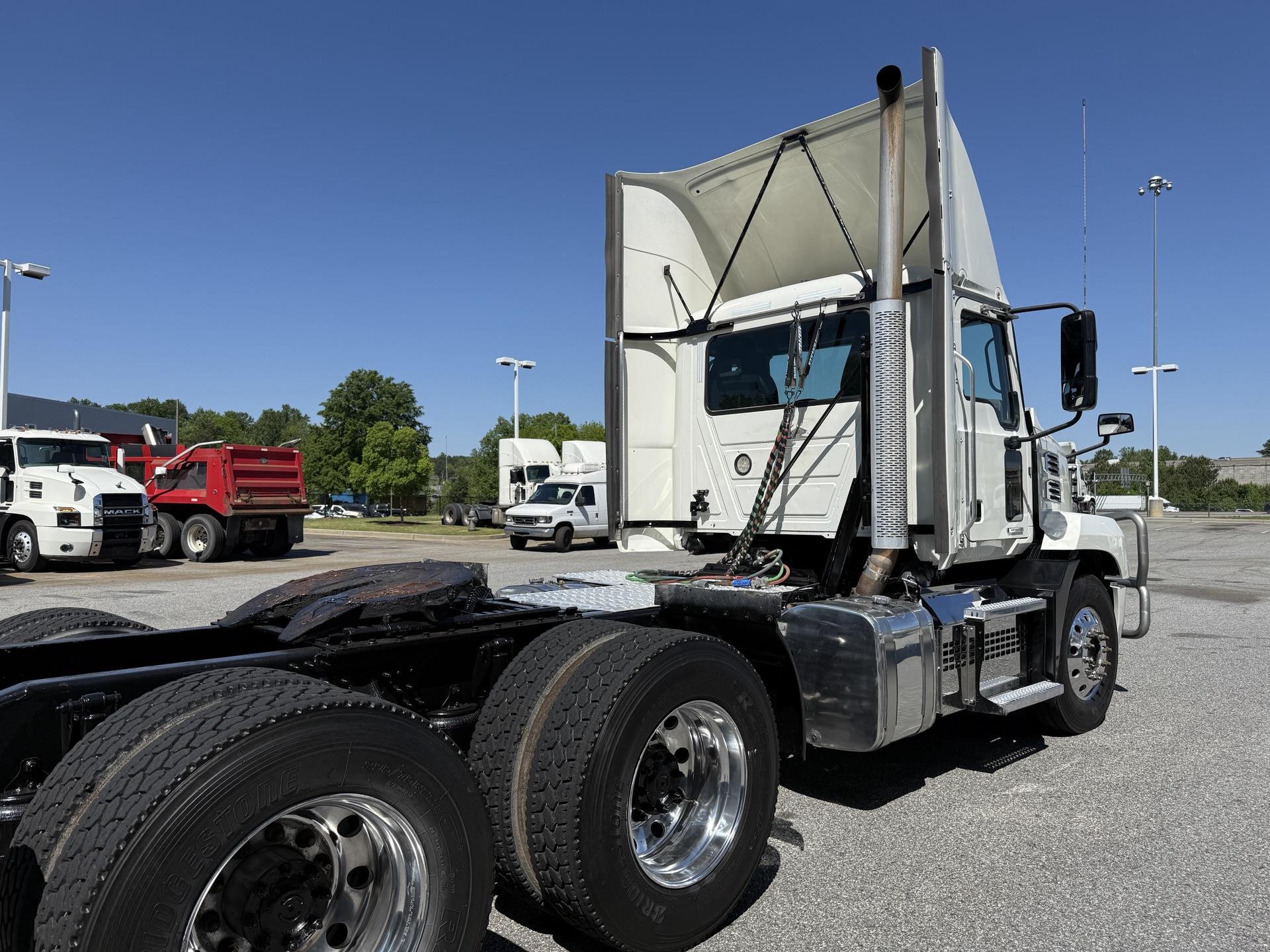 2022 Mack Anthem - image 5